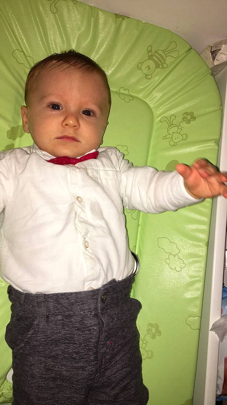 Lény participe au concours pour gagner de l'argent avec cette photo : baby, baby_toddler_clothing, button, cheek, child, child_model, collar, dress_shirt, embellishment, eye, iris, organ, person, pocket, sleeve, standing, toddler