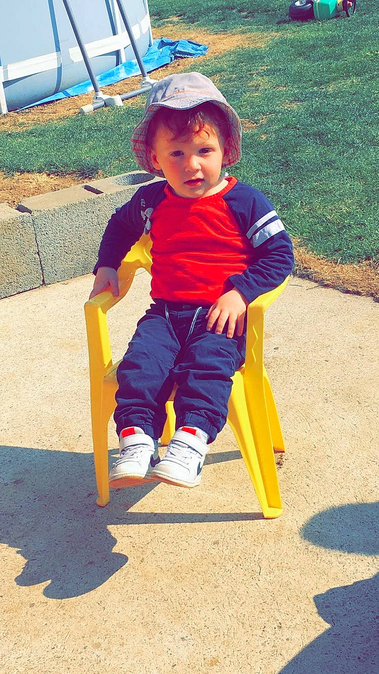 Lény a rejoint le concours — aidez-le/la à gagner de superbes lots ! baby, baby_toddler_clothing, balance, child, human_settlement, lap, outdoor_play_equipment, person, play, playground, public_space, sitting, sneakers, toddler