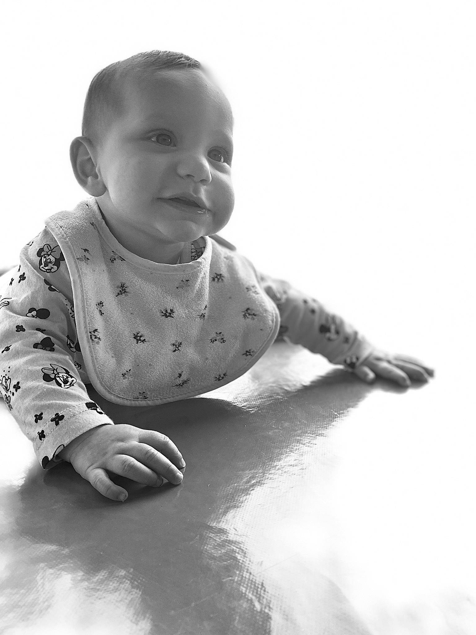 Elyana a rejoint le concours — aidez-le/la à gagner de superbes lots ! arm, baby, baby_toddler_clothing, child, crawling, finger, flash_photography, flooring, fun, gesture, hand, happy, human_body, monochrome, monochrome_photography, person, sitting, sleeve, smile, standing