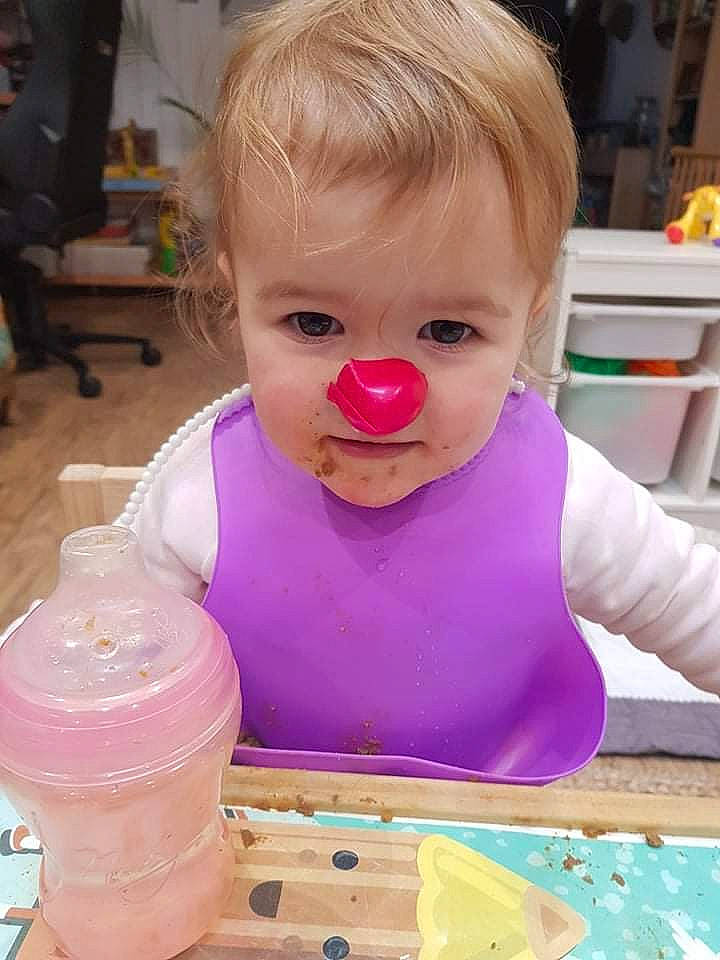 Salomé participe au concours pour gagner de l'argent avec cette photo : baby, baby_products, baby_toddler_clothing, bottle, cheek, child, drinkware, eyelash, finger, fun, happy, leisure, nose, person, pink, plastic_bottle, play, product, purple, skin
