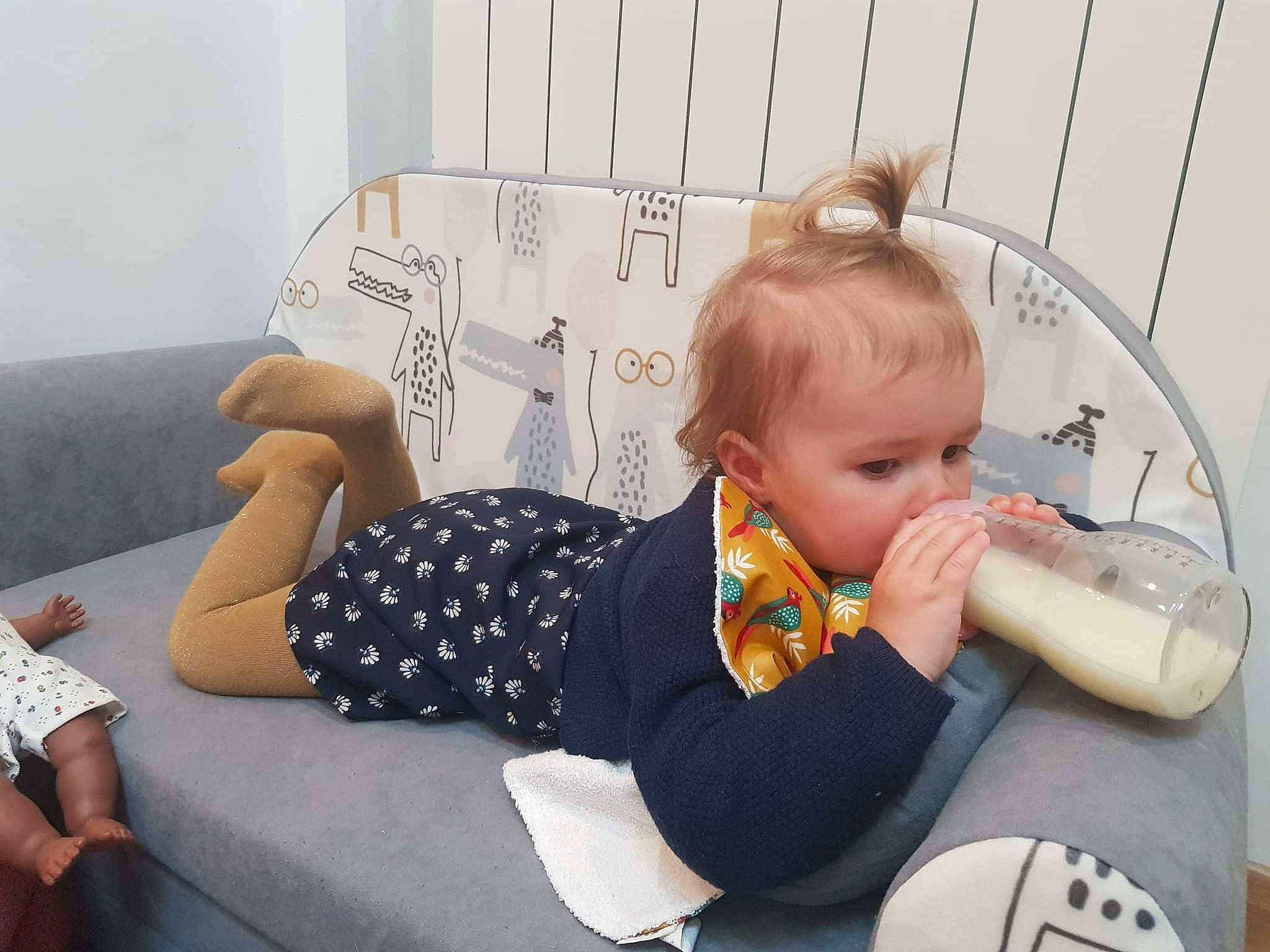 Salomé participe au concours pour gagner de l'argent avec cette photo : arm, baby, baby_products, baby_toddler_clothing, child, comfort, couch, flooring, happy, knee, lap, leg, person, play, room, sitting, sleeve, sock, t_shirt, thigh