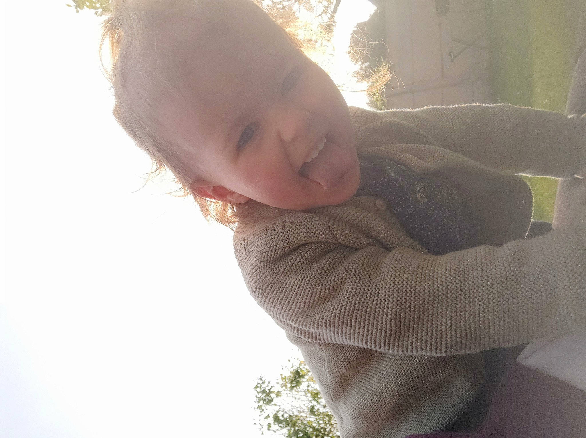 Salomé participe au concours pour gagner de l'argent avec cette photo : arm, baby, child, comfort, elbow, finger, gesture, grass, hand, happy, joint, nose, people_in_nature, person, plant, skin, sky, sleeve, sunlight, toddler