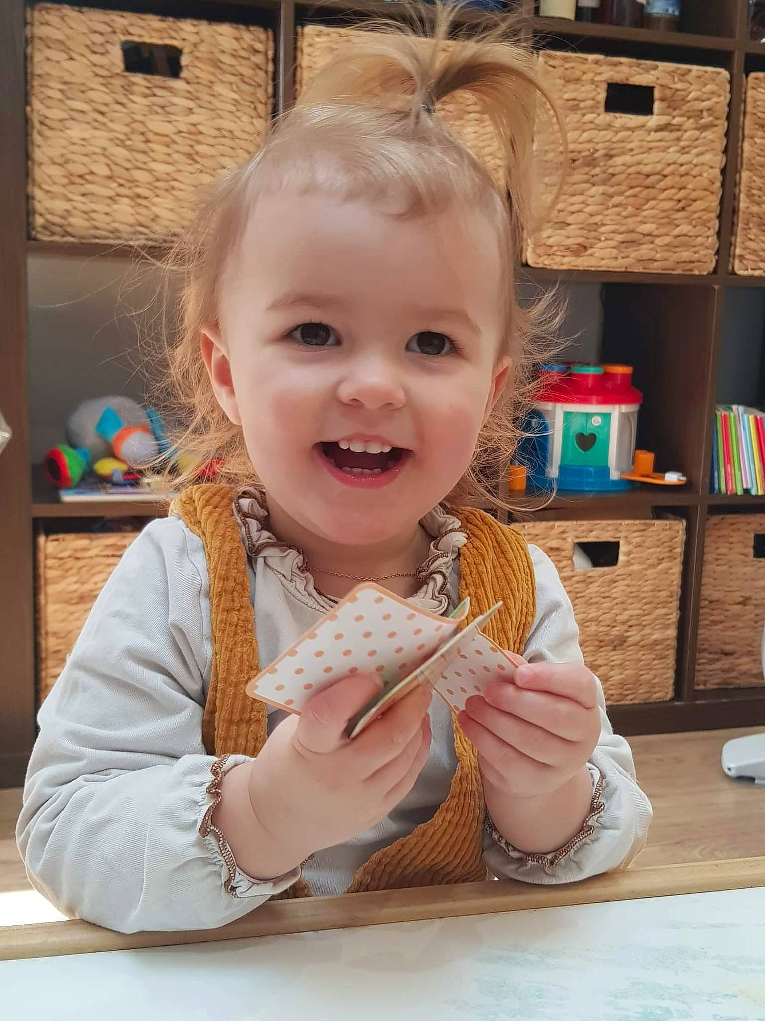 Salomé participe au concours pour gagner de l'argent avec cette photo : chair, child, comfort_food, dress, eating, finger, fun, gesture, happy, leisure, people, person, room, sitting, skin, smile, summer, tableware, toddler, vacation