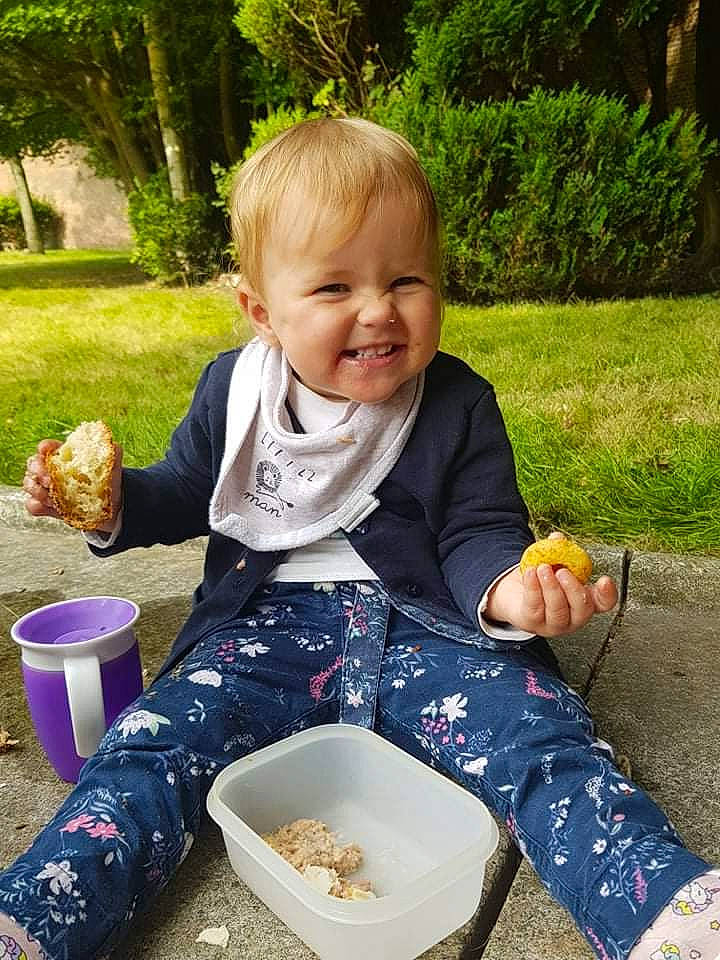 Salomé a rejoint le concours — aidez-le/la à gagner de superbes lots ! baby, baby_toddler_clothing, chair, child, fun, grass, happy, joy, leisure, people_in_nature, person, plant, play, recreation, sharing, sitting, sleeve, smile, spring, summer