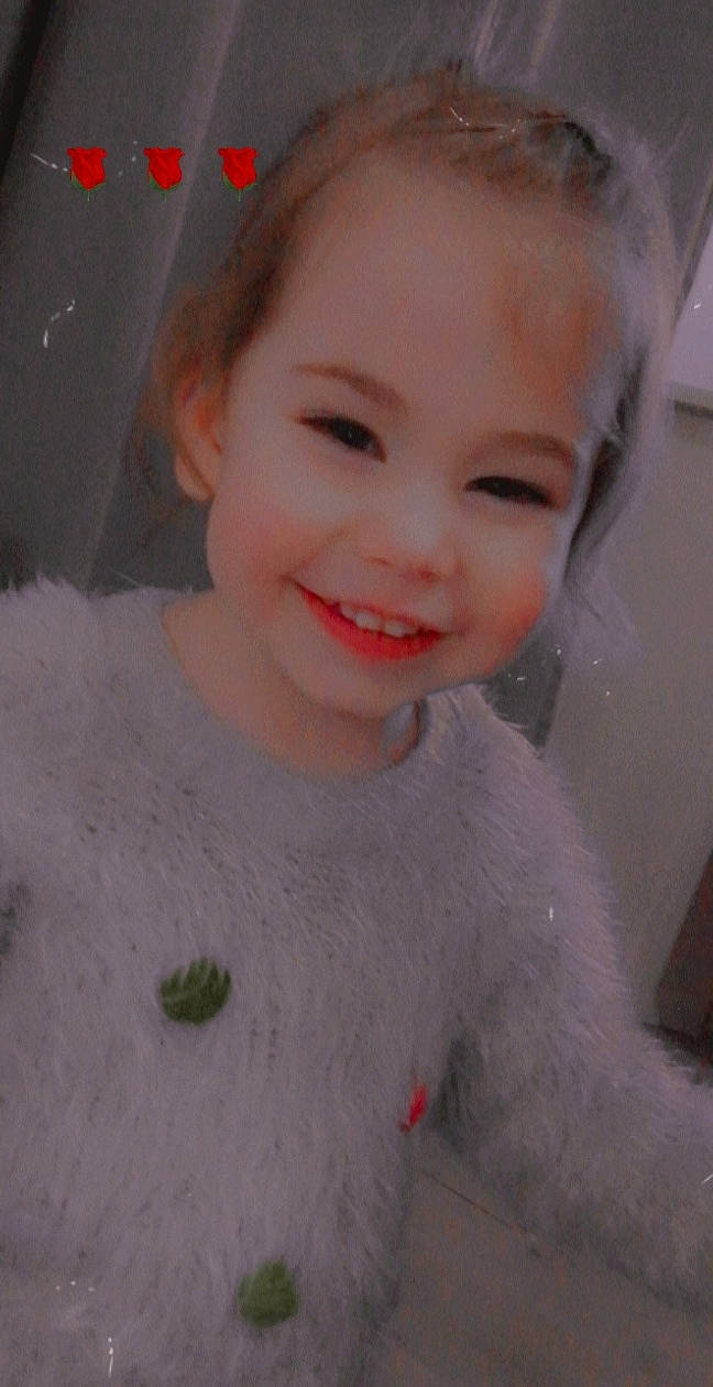 Enola a rejoint le concours — aidez-le/la à gagner de superbes lots ! bathing, cheek, child, chin, dress, eyebrow, eyelash, face, fun, fur, happy, human_body, iris, joy, lip, nose, pattern, person, pink, skin