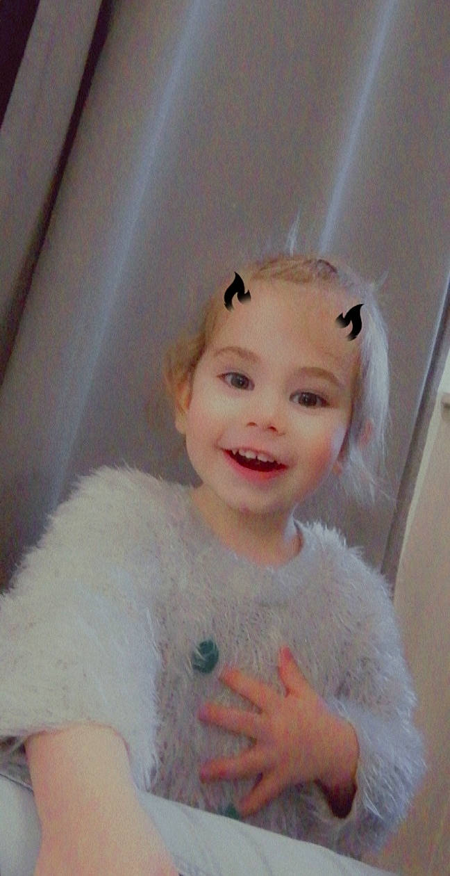 Enola a rejoint le concours — aidez-le/la à gagner de superbes lots ! bathing, bathroom, bathtub, cheek, chin, eye, eyebrow, fun, happy, head, headgear, iris, joy, lip, person, pink, plumbing, plumbing_fixture, skin, smile