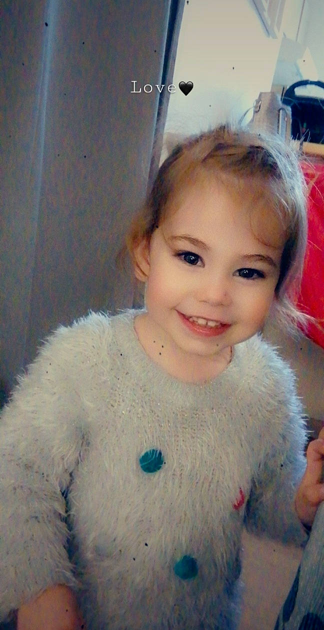 Enola a rejoint le concours — aidez-le/la à gagner de superbes lots ! beauty, cheek, chin, dress, eye, eyebrow, eyelash, fun, fur_clothing, happy, headgear, iris, joy, lip, long_hair, neck, nose, person, skin, sleeve