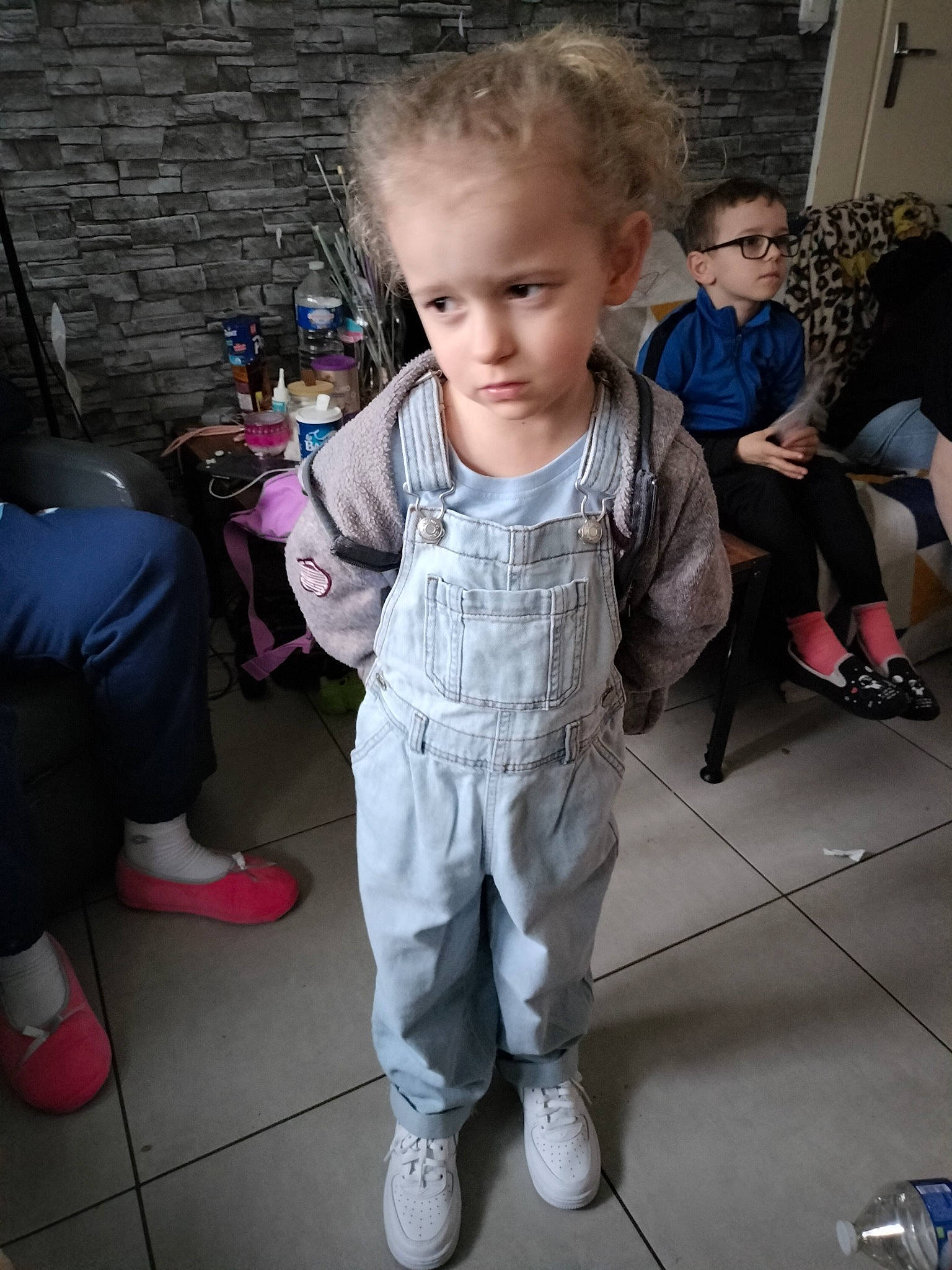 Iliana a rejoint le concours — aidez-le/la à gagner de superbes lots ! baby_toddler_clothing, chair, child, event, eye, face, flooring, footwear, fun, hair, hairstyle, happy, head, joint, leg, person, sandal, shoe, sneakers, toddler