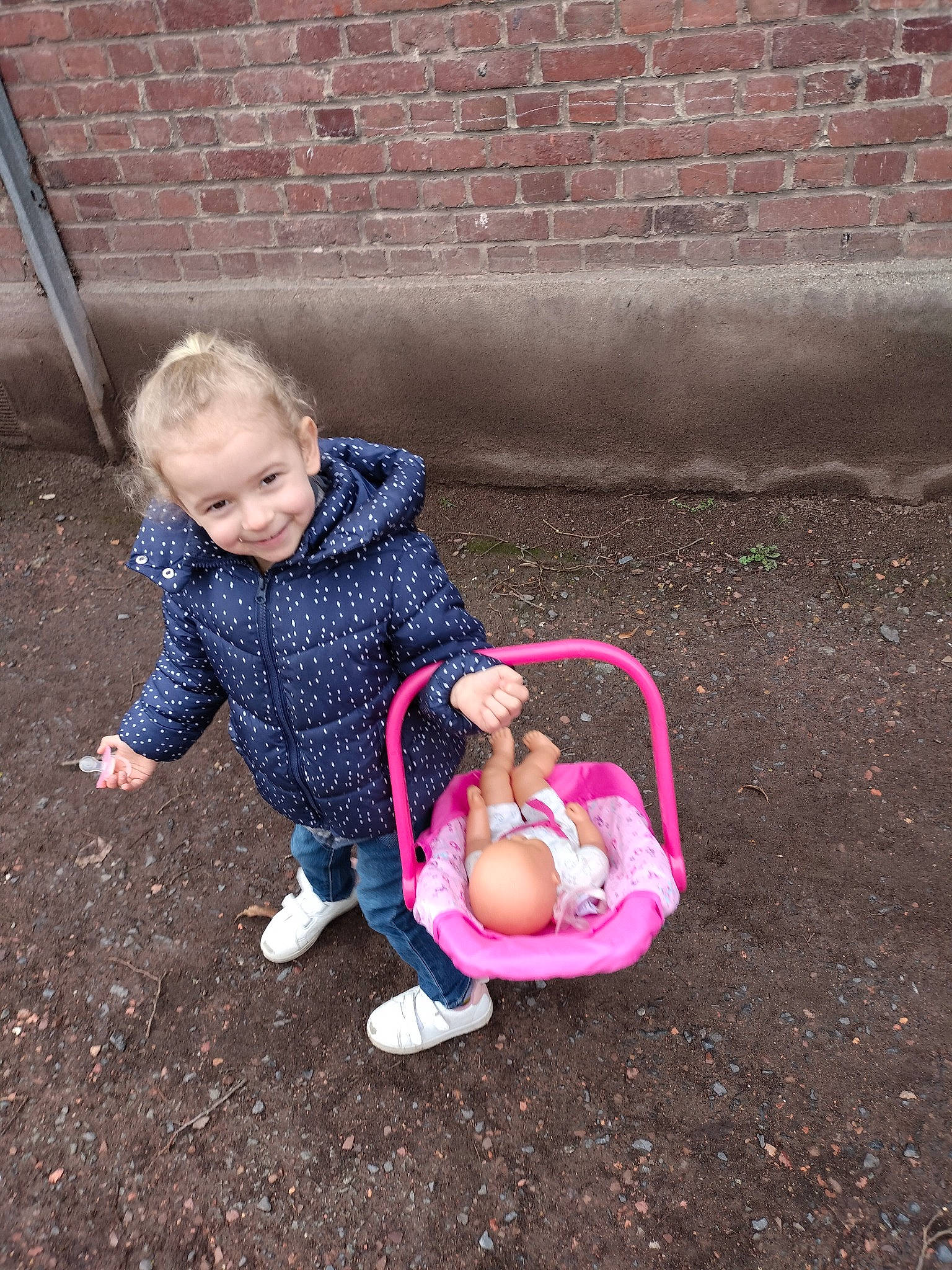 Iliana participe au concours pour gagner de l'argent avec cette photo : baby, baby_carriage, baby_products, baby_toddler_clothing, brick, brickwork, child, city, dress, fun, grass, happy, joy, leisure, people_in_nature, person, plant, recreation, sidewalk, sitting