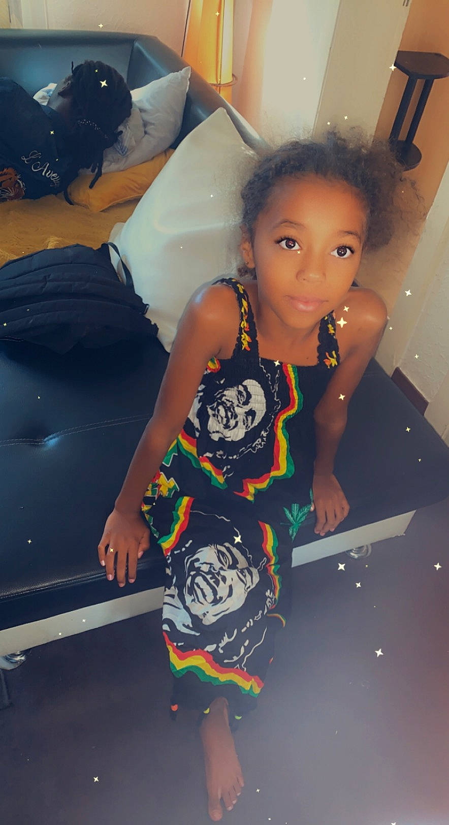 Diariata participe au concours pour gagner de l'argent avec cette photo : black_hair, chest, child, cool, elbow, fashion_design, flash_photography, flooring, fun, happy, human_leg, joint, leisure, pattern, person, room, sitting, t_shirt, thigh, toddler