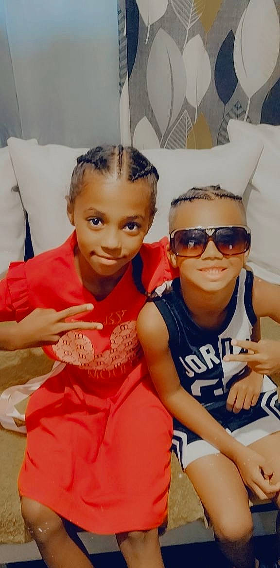 Diariata participe au concours pour gagner de l'argent avec cette photo : child, event, eyewear, fashion, fashion_design, friendship, fun, goggles, hairstyle, happy, human, joy, leisure, person, recreation, sitting, smile, sunglasses, t_shirt, thigh