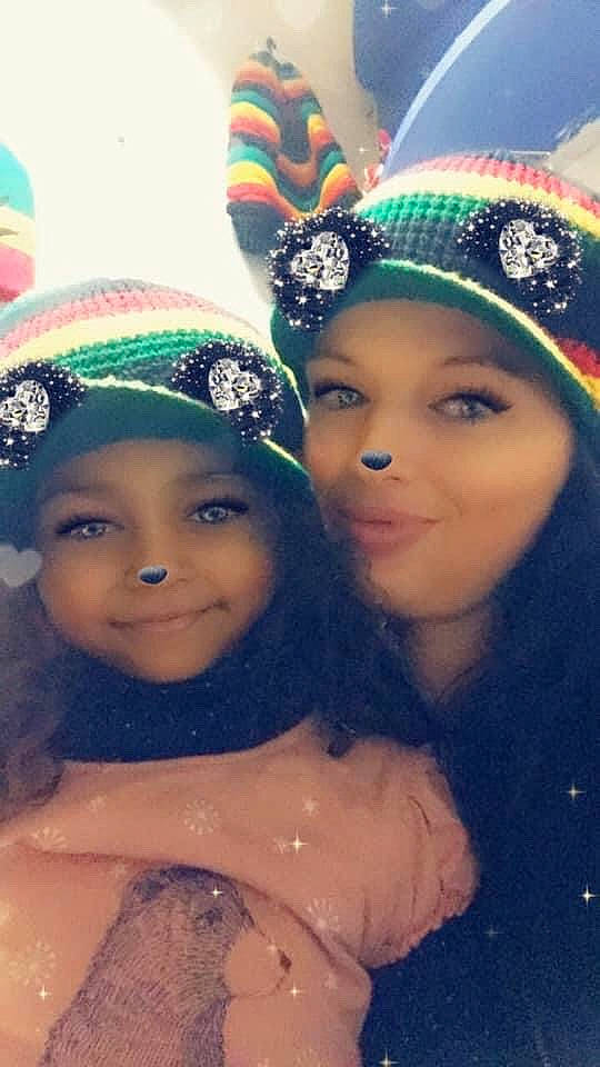 Diariata participe au concours pour gagner de l'argent avec cette photo : beauty, black_hair, child, cool, event, eye, eyebrow, fashion, friendship, fun, gesture, happy, head, headgear, headpiece, headwear, jewellery, joy, long_hair, organ