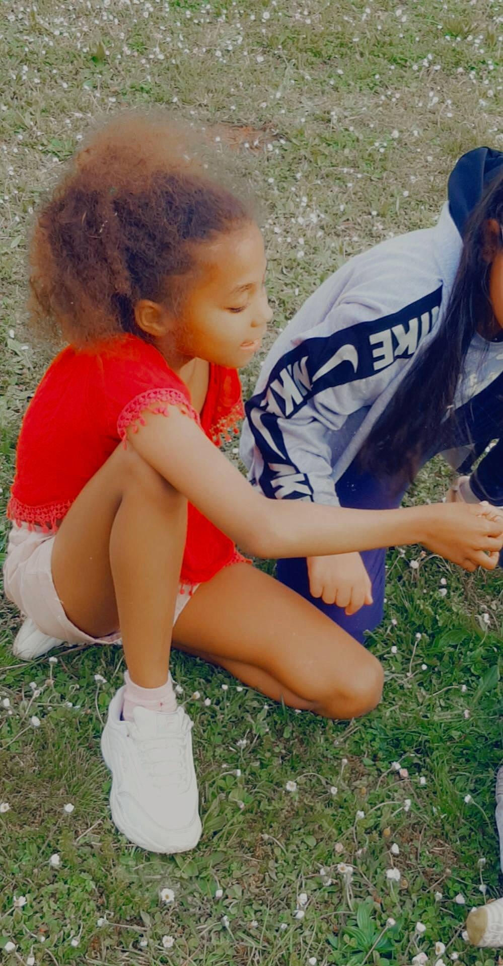 Diariata a rejoint le concours — aidez-le/la à gagner de superbes lots ! child, cool, electric_blue, fun, grass, happy, human_leg, knee, leg, leisure, long_hair, people_in_nature, person, plant, shoe, shorts, smile, sneakers, summer, thigh