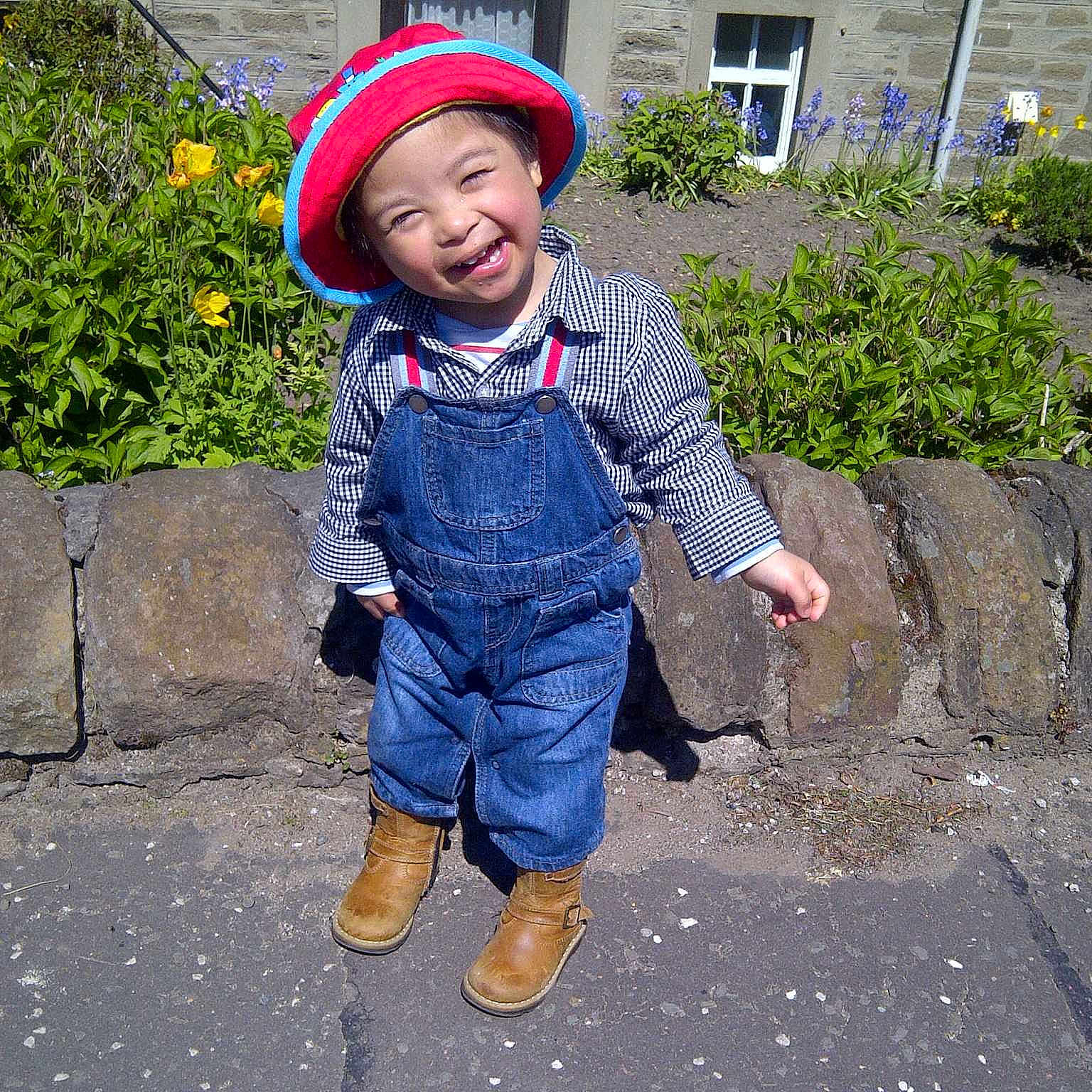Gabriel is registered to the contest to win money with this photo: