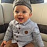 Jonas a rejoint le concours — aidez-le/la à gagner de superbes lots ! baby, child, smiling, happy, hat, shirt, corduroy_pants, seated, indoors, cushion, leather_seat, cute, portrait, young_child, buttoned_shirt, fashion, infant, face, person, casual_clothing
