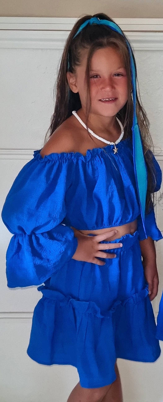 Kataleya participe au concours pour gagner de l'argent avec cette photo : abdomen, azure, blue, day_dress, denim, dress, electric_blue, fashion_design, hand, human_body, joy, neck, one_piece_garment, person, shoulder, sleeve, smile, t_shirt, thigh, trunk