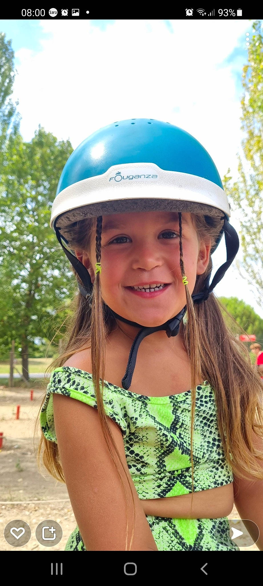 Kataleya participe au concours pour gagner de l'argent avec cette photo : bicycle_helmet, bicycles_equipment_and_supplies, electric_blue, equestrian_helmet, face, fun, happy, hard_hat, hat, headgear, headwear, helmet, joy, leisure, natural_environment, person, personal_protective_equipment, recreation, sky, smile