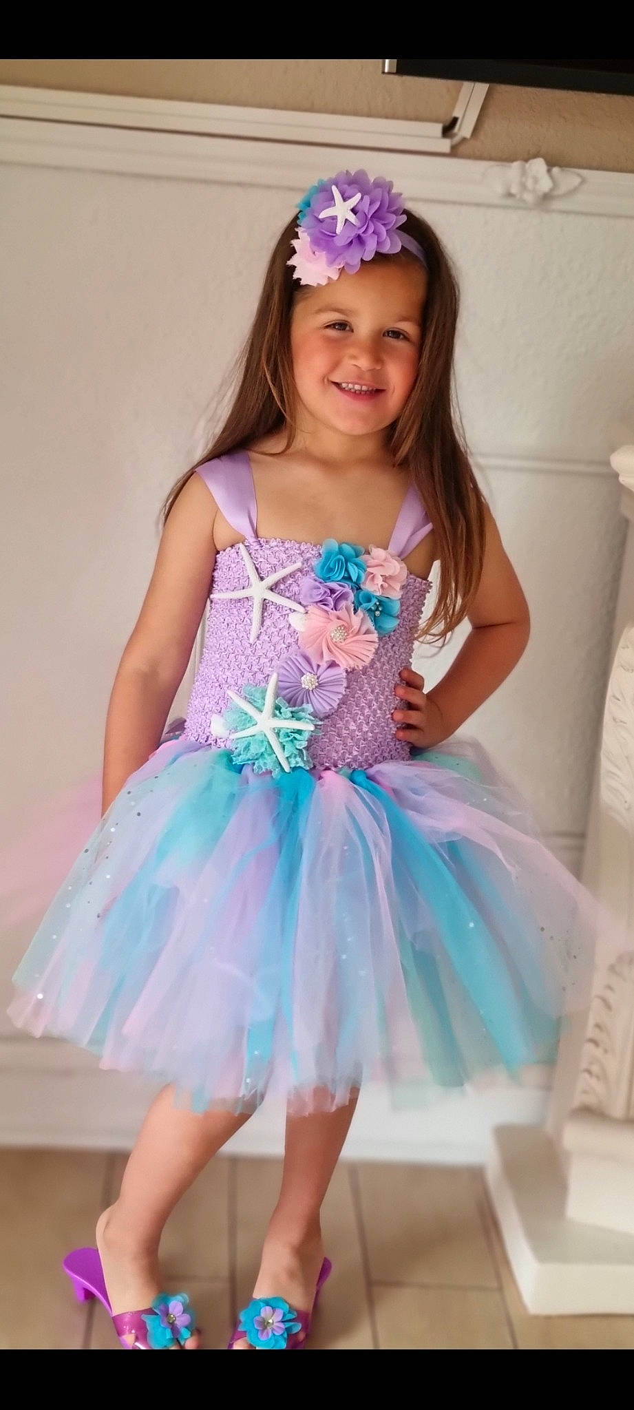 Kataleya a rejoint le concours — aidez-le/la à gagner de superbes lots ! aqua, baby_toddler_clothing, blue, clothing, day_dress, dress, face, fashion_design, hairstyle, happy, headwear, joy, one_piece_garment, person, pink, purple, ruffle, sleeve, smile, standing