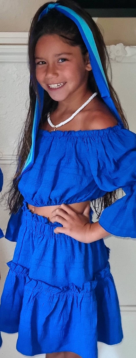 Giuliana a rejoint le concours — aidez-le/la à gagner de superbes lots ! aqua, arm, azure, blue, clothing, day_dress, fashion_design, joint, joy, neck, one_piece_garment, outerwear, person, purple, red, shoulder, sleeve, smile, textile, thigh