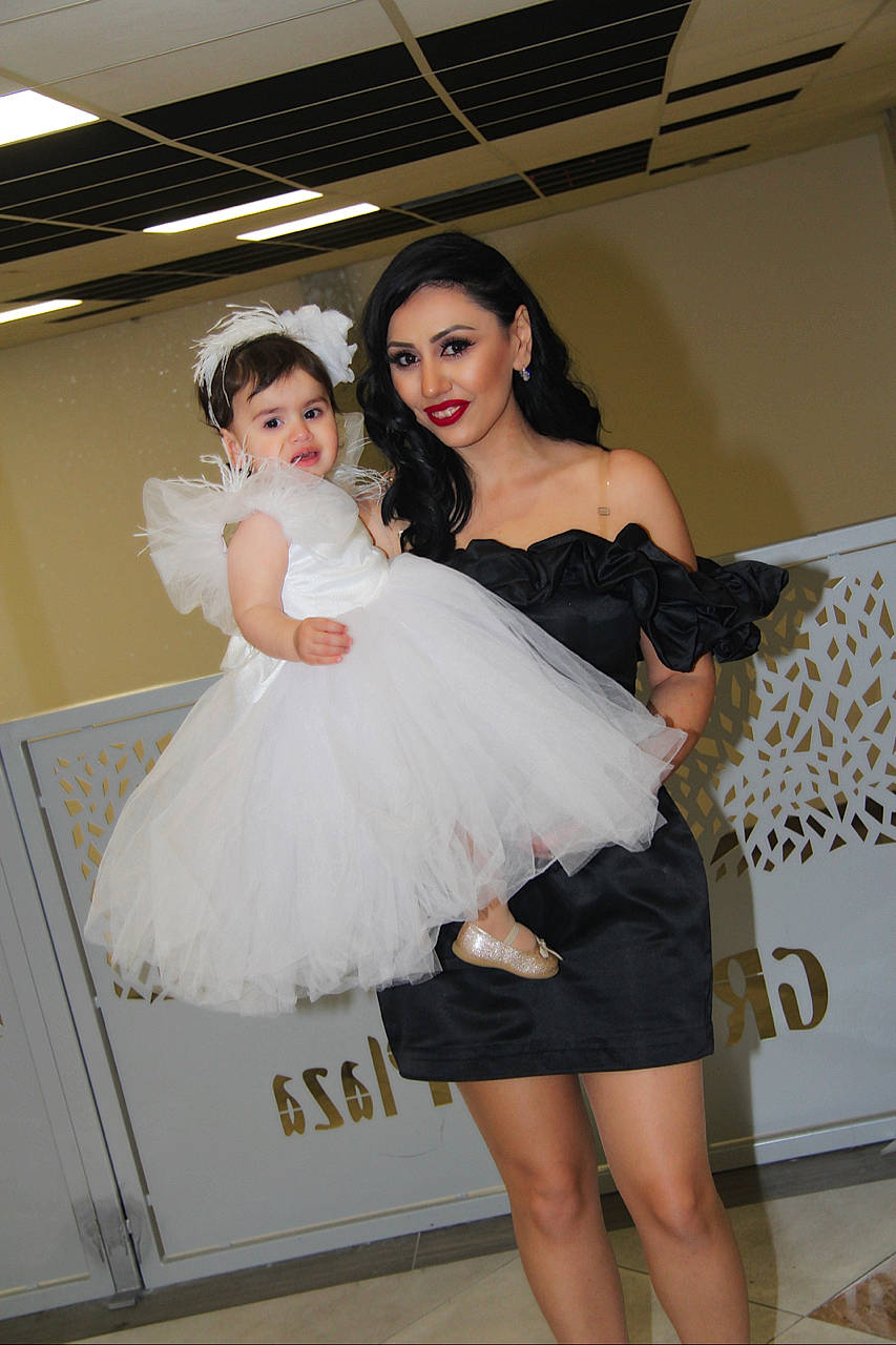 Sophie a rejoint le concours — aidez-le/la à gagner de superbes lots ! black_hair, day_dress, dress, face, facial_expression, fashion_design, flash_photography, formal_wear, happy, joint, joy, leg, one_piece_garment, person, shoulder, skin, smile, style, textile, thigh