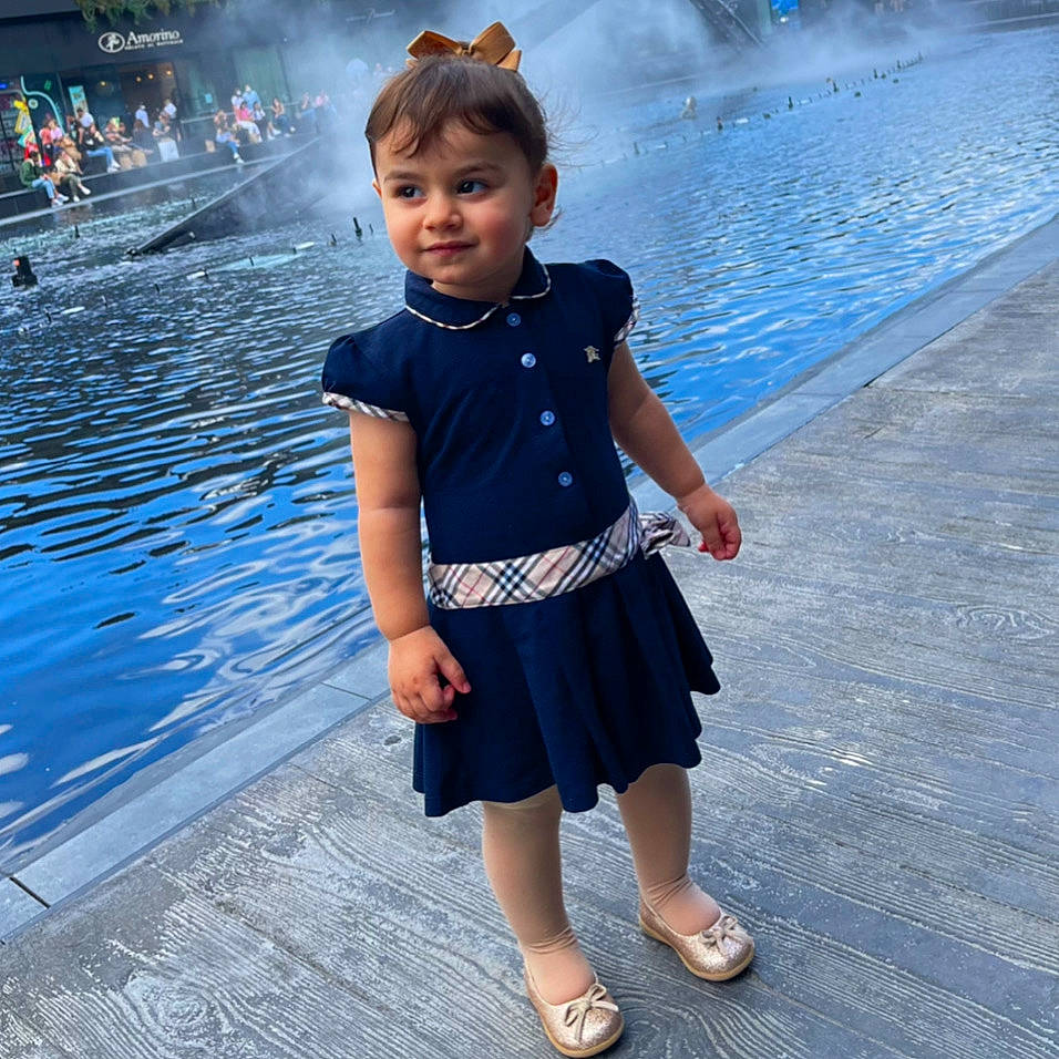 Sophie participe au concours pour gagner de l'argent avec cette photo : blue, electric_blue, eye, fun, hair, happy, head, human_leg, leisure, person, recreation, sleeve, smile, snapshot, standing, street_fashion, t_shirt, toddler, travel, waist