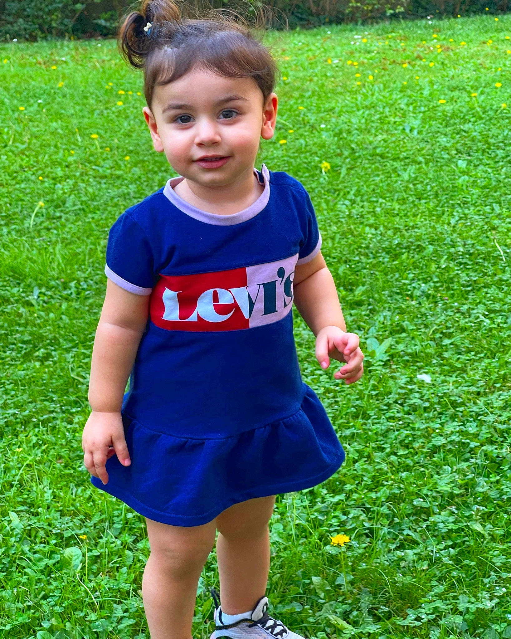 Sophie a rejoint le concours — aidez-le/la à gagner de superbes lots ! baby, baby_toddler_clothing, botany, child, day_dress, electric_blue, fun, grass, grassland, green, happy, joy, leisure, people_in_nature, person, photograph, plant, recreation, sleeve, smile