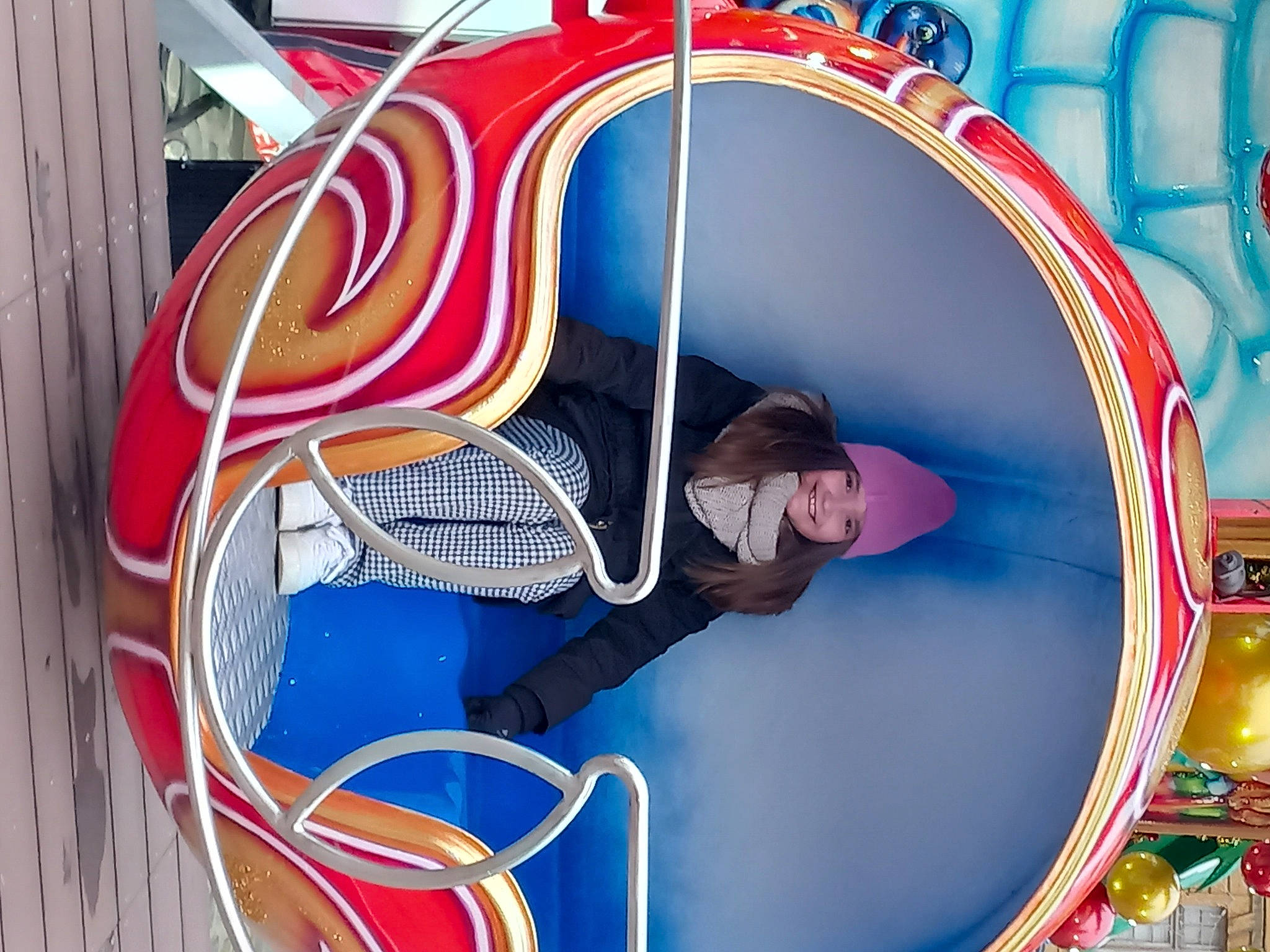 Indiana a rejoint le concours — aidez-le/la à gagner de superbes lots ! amusement_park, amusement_ride, automotive_wheel_system, circle, electric_blue, event, fair, fun, hat, headwear, human_body, joy, leisure, nonbuilding_structure, outdoor_play_equipment, park, person, personal_protective_equipment, playground, recreation