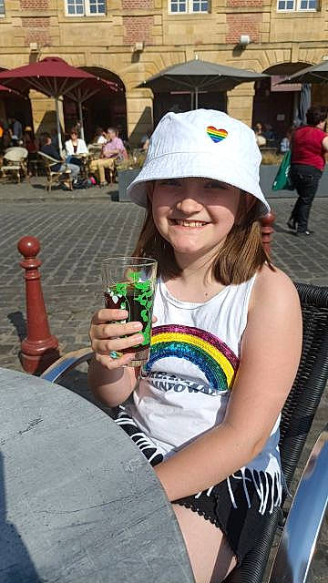 Indiana participe au concours pour gagner de l'argent avec cette photo : baseball_cap, beer, bottle, cap, drink, drinking, event, eyewear, fun, grass, hairstyle, happy, headwear, human, human_leg, joy, leisure, person, public_space, recreation