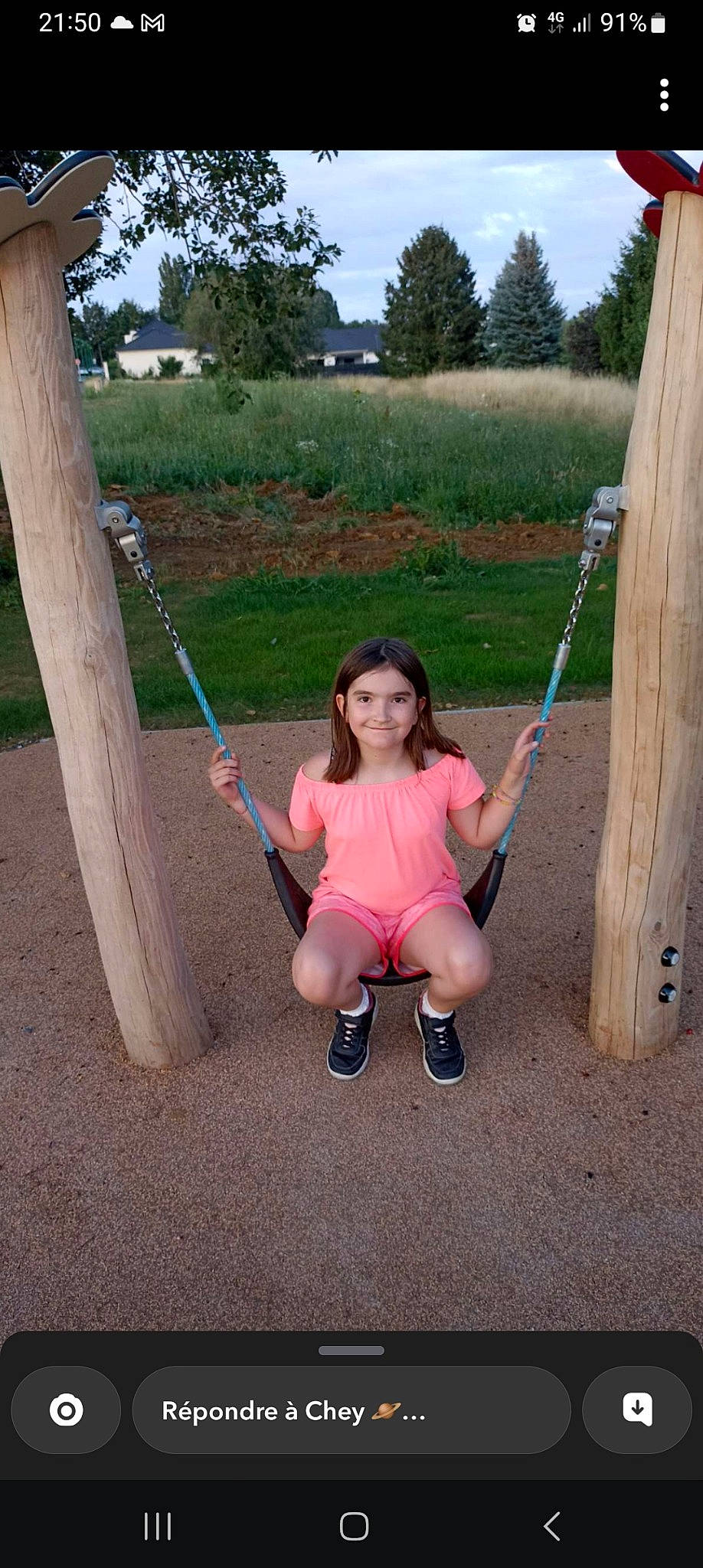 Indiana a rejoint le concours — aidez-le/la à gagner de superbes lots ! elbow, fun, grass, happy, human_leg, joy, knee, leisure, magenta, outdoor_play_equipment, people_in_nature, person, plant, pole, recreation, sitting, sky, soil, swing, tree