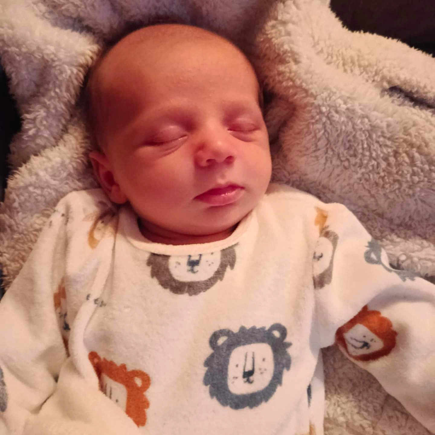 Gabin participe au concours pour gagner de l'argent avec cette photo : baby, blanket, cushion, face, head, homedecor, newborn, person, photography, portrait, quilt, skin, sleeping, tattoo, towel, yawning