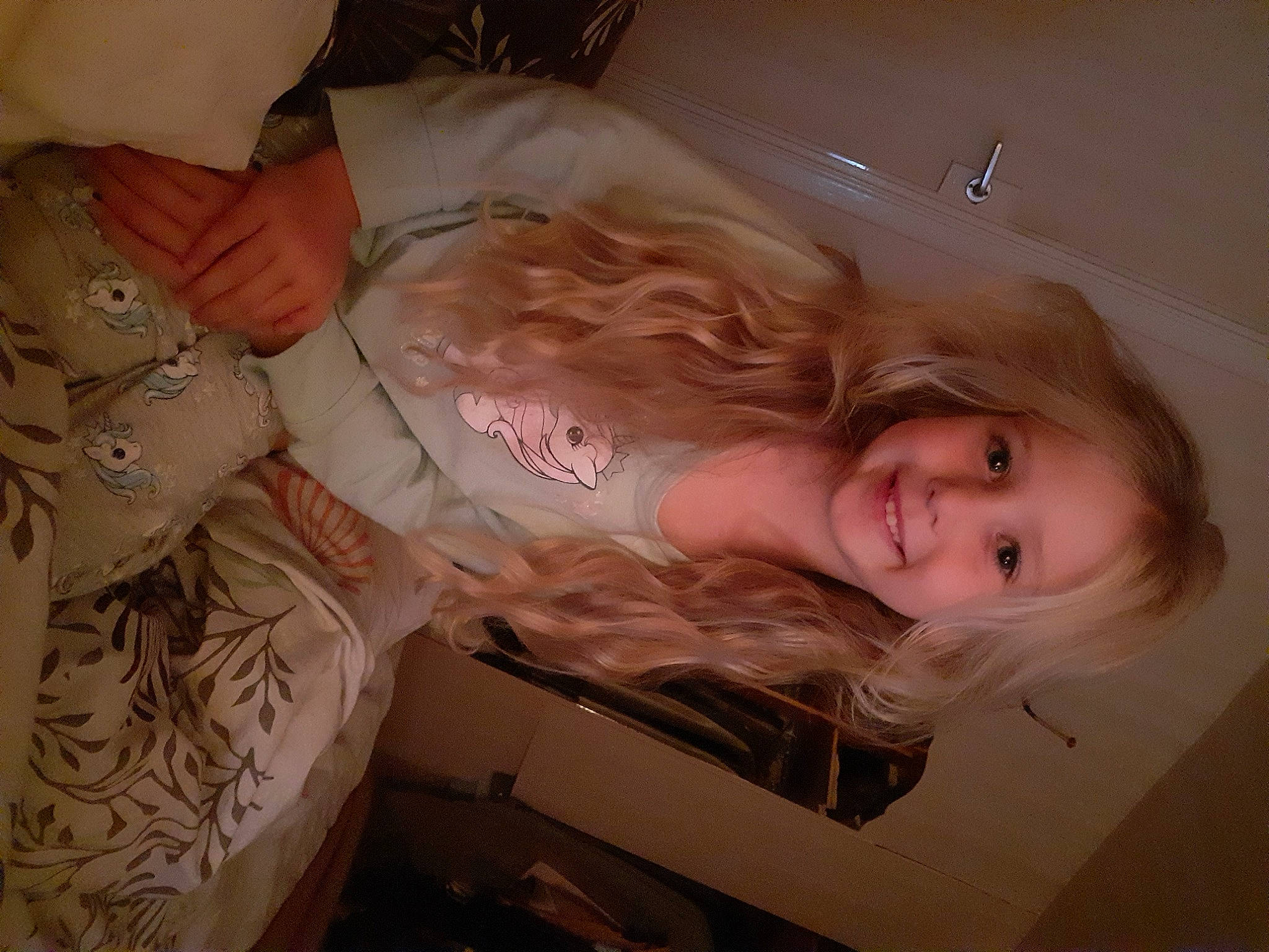 Ysaline participe au concours pour gagner de l'argent avec cette photo : abdomen, chest, child, comfort, eyelash, flesh, flooring, fun, fur, happy, joy, linens, mouth, pattern, person, pink, room, skin, sleeve, smile