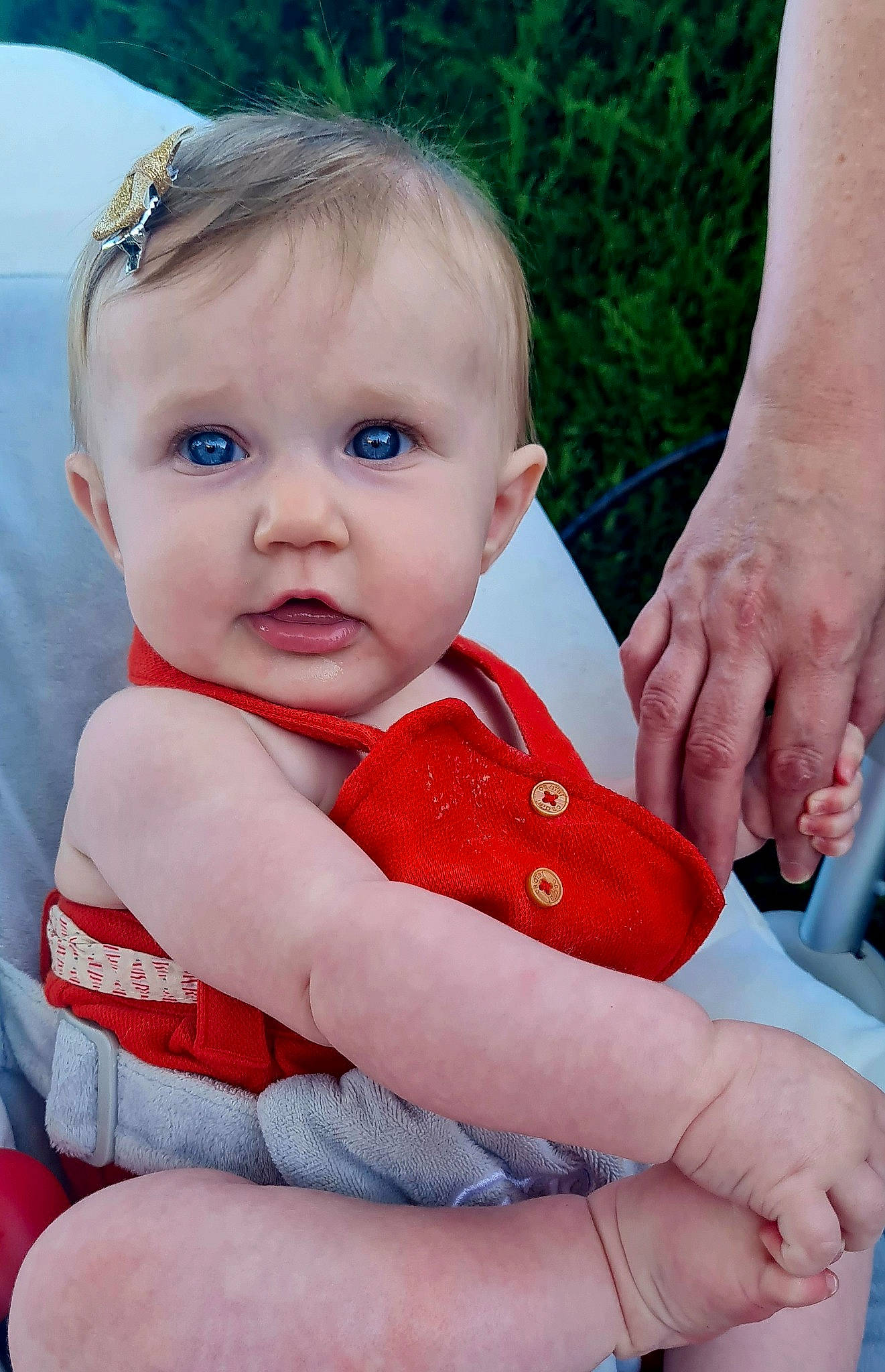 Romy a rejoint le concours — aidez-le/la à gagner de superbes lots ! baby, baby_toddler_clothing, carmine, child, finger, flash_photography, fun, gesture, grass, hand, happy, iris, jewellery, lip, pattern, person, pink, sitting, skin, sleeve