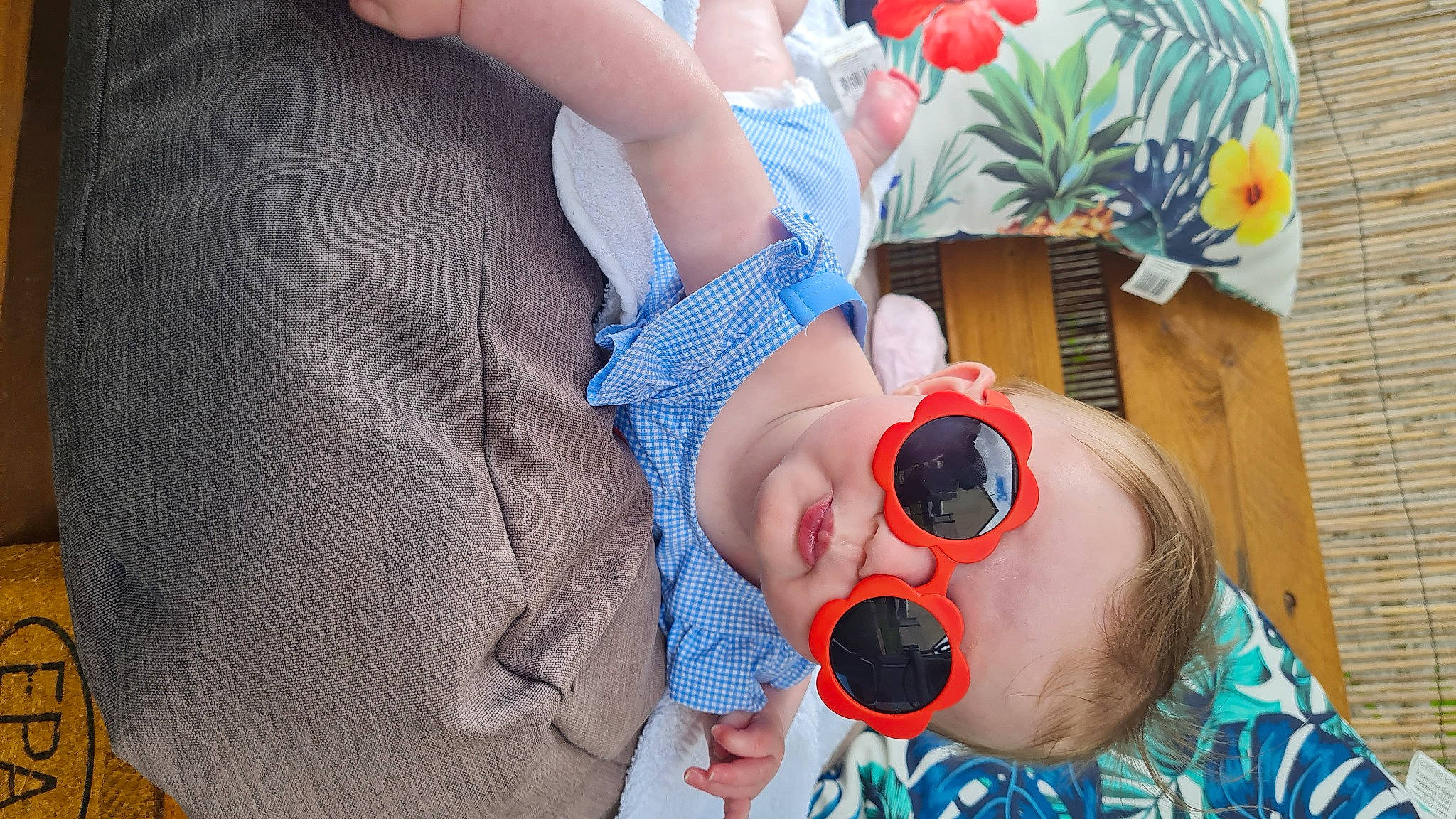 Romy a rejoint le concours — aidez-le/la à gagner de superbes lots ! baby, baby_toddler_clothing, blue, child, event, eyewear, finger, gesture, glasses, goggles, happy, hat, mouth, nose, orange, person, plant, product, sunglasses, toddler