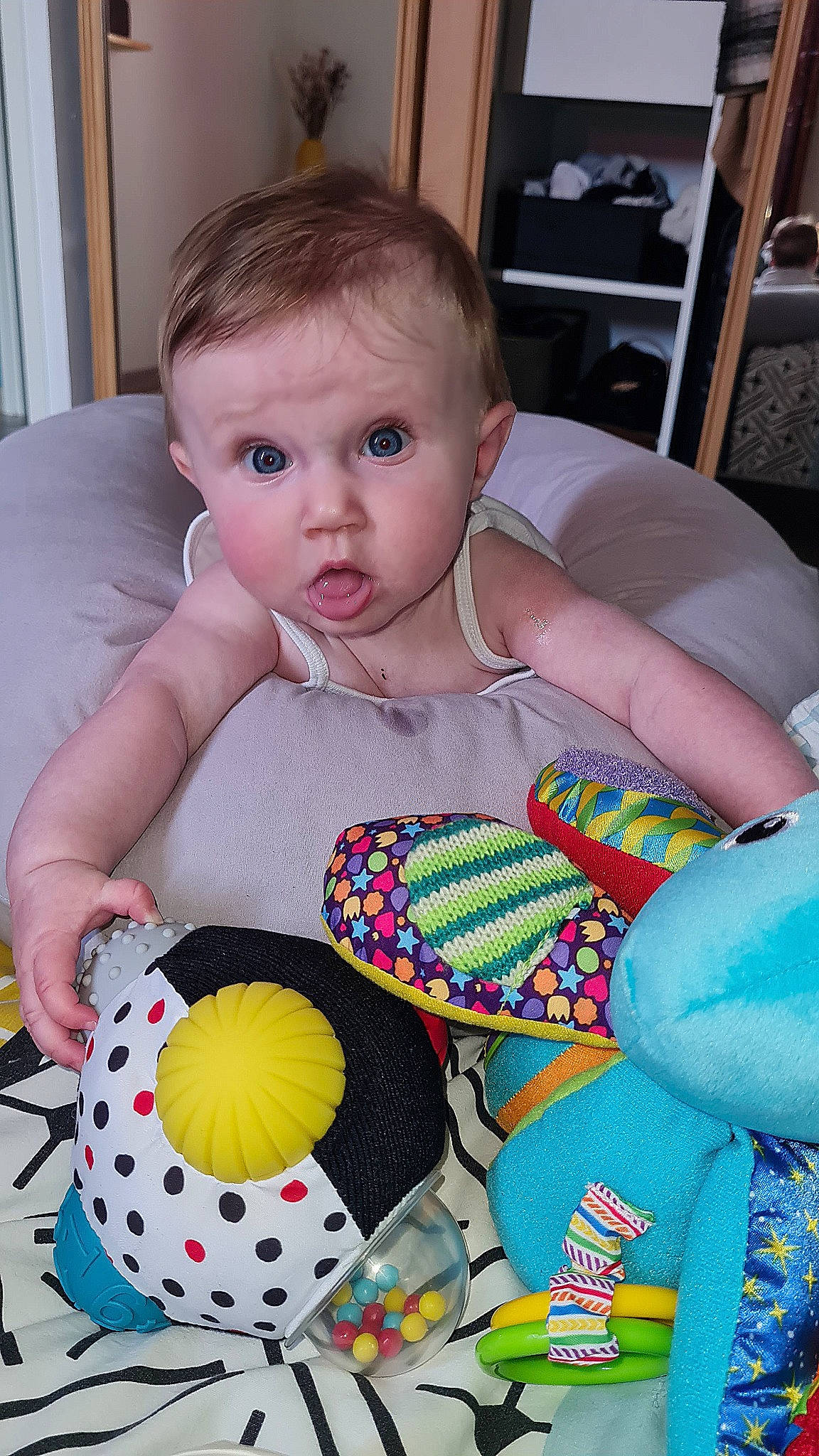 Romy participe au concours pour gagner de l'argent avec cette photo : baby, baby_playing_with_toys, baby_products, baby_toddler_clothing, baby_toys, chair, cheek, child, comfort, eye, face, fun, iris, pattern, person, sitting, skin, surprise, textile, toddler