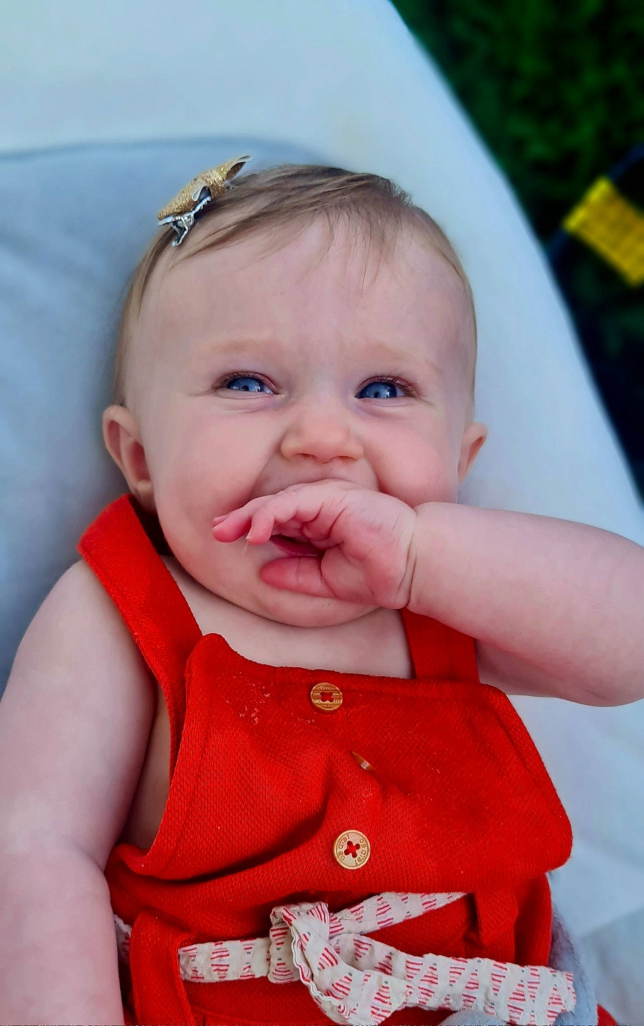 Romy participe au concours pour gagner de l'argent avec cette photo : baby, baby_toddler_clothing, cheek, child, dress, eyelash, finger, fun, grass, hand, happy, iris, lip, nose, person, pink, skin, sleeve, textile, toddler