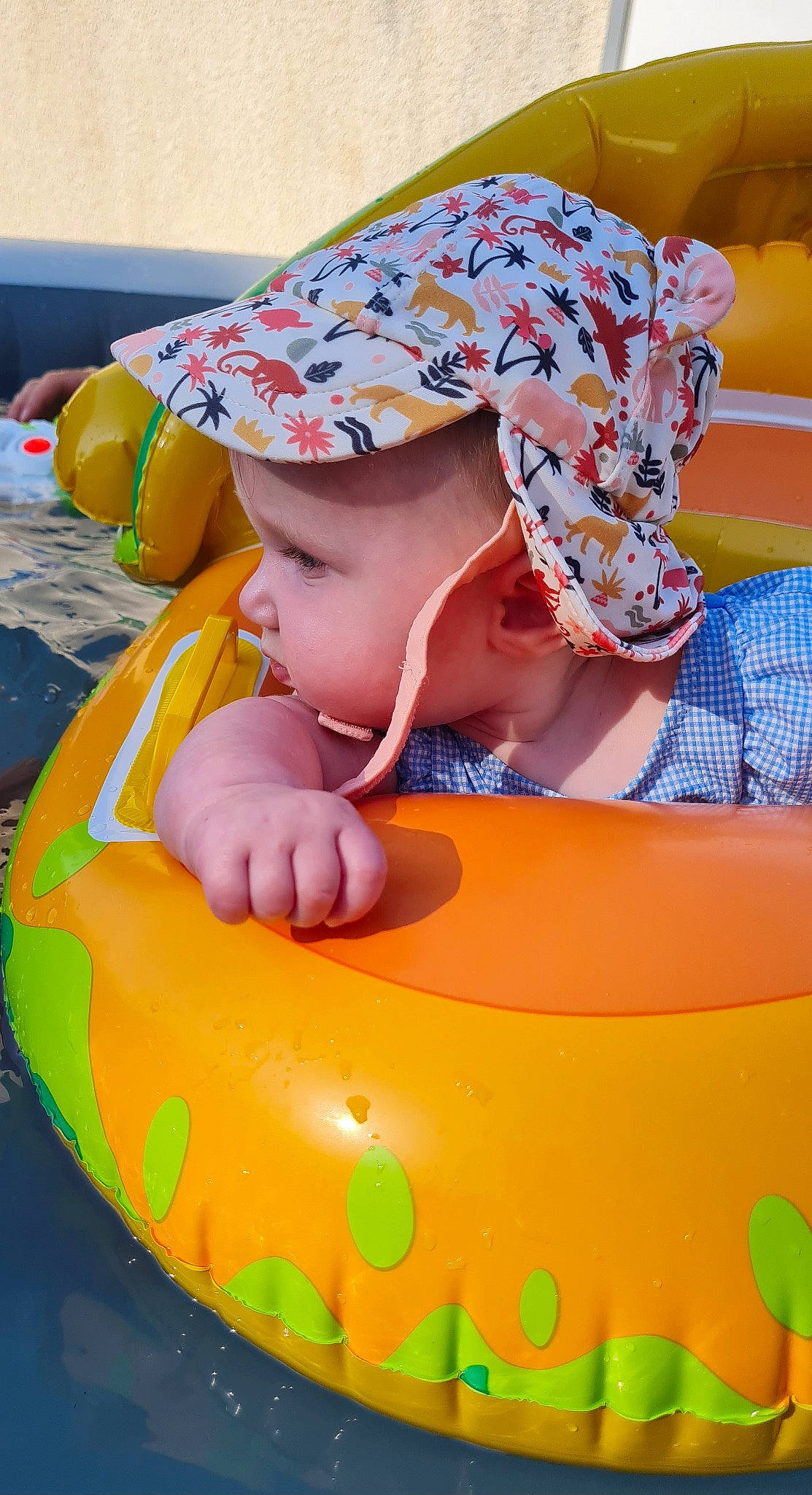 Romy participe au concours pour gagner de l'argent avec cette photo : baby, baby_float, baby_playing_with_toys, baby_products, baby_toddler_clothing, cap, child, facial_expression, fun, grass, happy, headwear, leisure, orange, person, personal_protective_equipment, play, recreation, summer, toddler