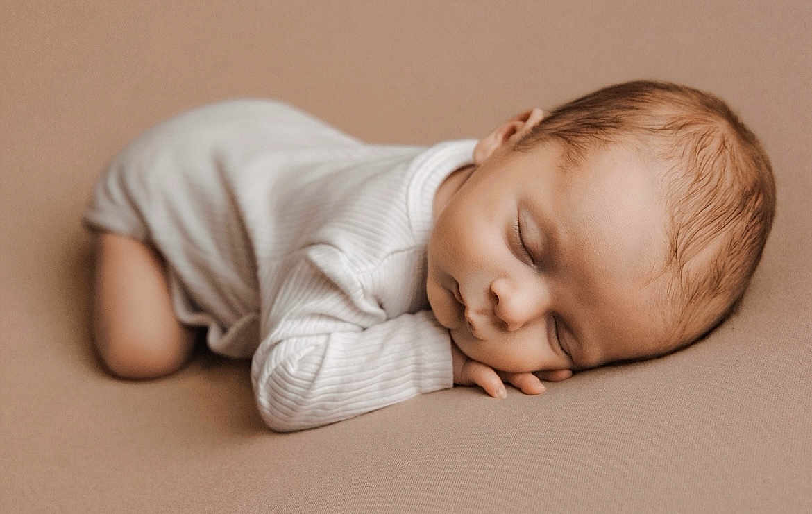 Lény a rejoint le concours — aidez-le/la à gagner de superbes lots ! baby, newborn, sleeping, infant, white_clothing, peaceful, soft_texture, closeup, portrait, cute, child, resting, young, skin, head, hand, face, toddler, lying_down, warm
