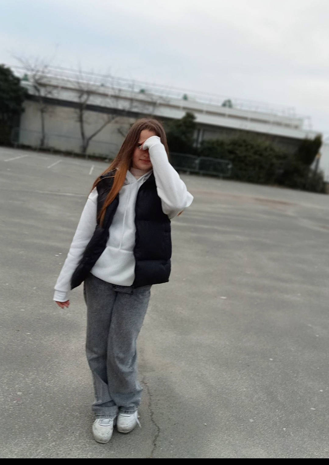 Laura participe au concours pour gagner de l'argent avec cette photo : asphalt, blazer, denim, eyewear, fashion_accessory, flash_photography, gesture, grey, hair, human_leg, jeans, leather_jacket, pedestrian, person, recreation, road, road_surface, rolling, sky, travel