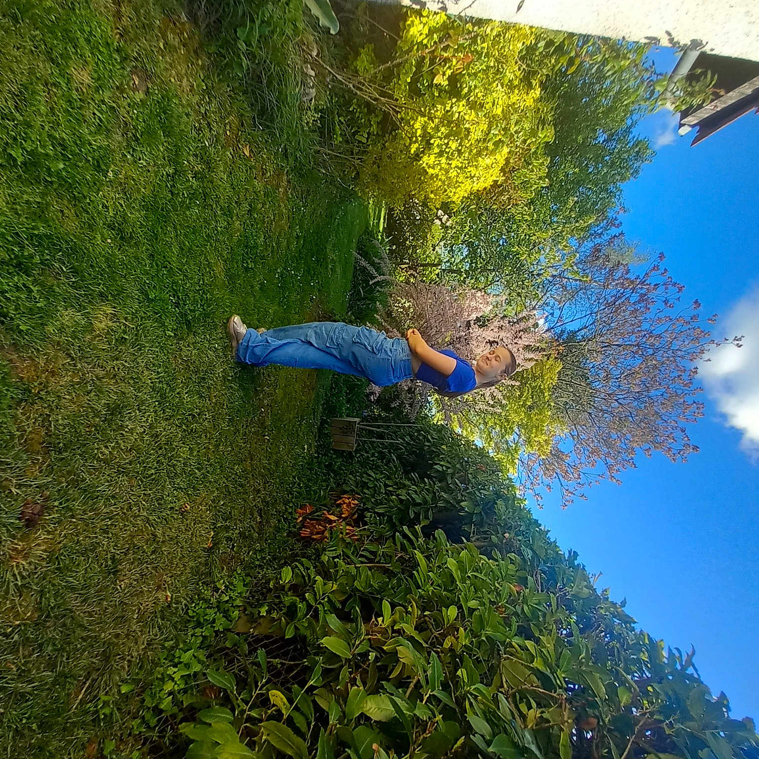 Laura a rejoint le concours — aidez-le/la à gagner de superbes lots ! azure, blue, cloud, electric_blue, fun, garden, grass, grassland, groundcover, landscape, leisure, natural_landscape, people_in_nature, plant, shadow, shrub, sky, slope, soil, vegetation