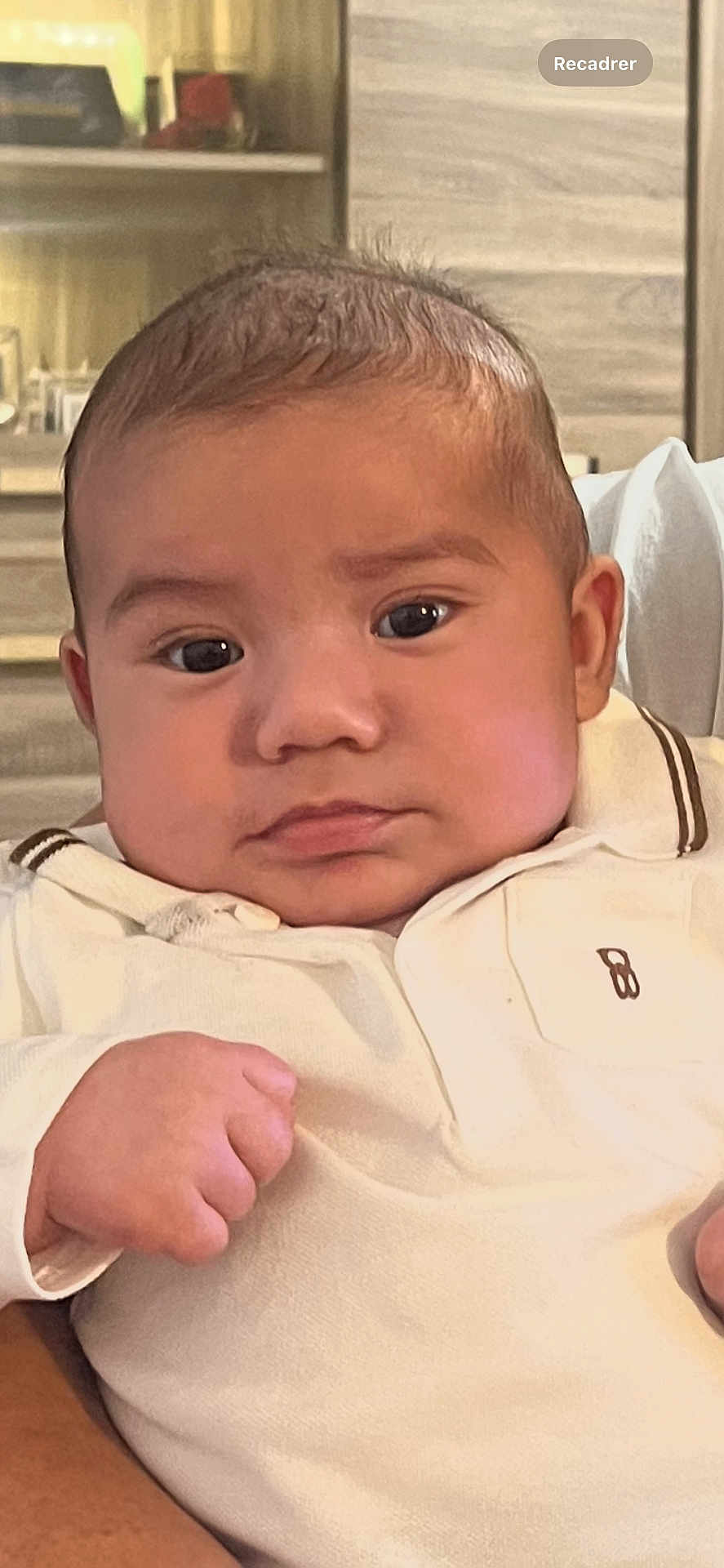 Esekiele a rejoint le concours — aidez-le/la à gagner de superbes lots ! baby, background, child, close_up, cute, eyebrows, face, furniture, hair, hand, head, indoor, infant, portrait, room, serious_expression, sitting, skin, white_clothing, young_child