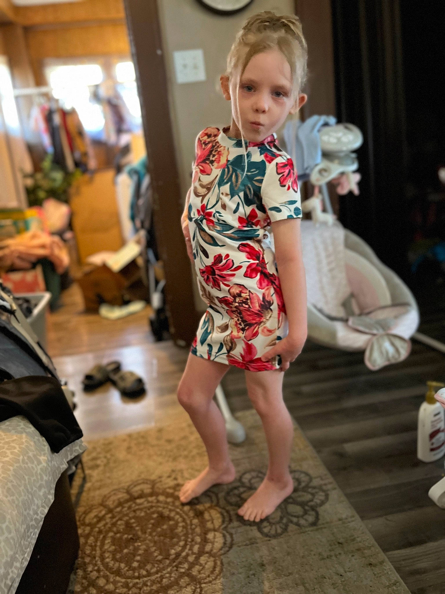 Honisty is registered to the contest to win money with this photo: chair, clock, dress, entertainment, event, fashion_design, floor, flooring, foot, formal_wear, fun, happy, head, human_leg, joint, leisure, luggage_and_bags, person, room, sitting