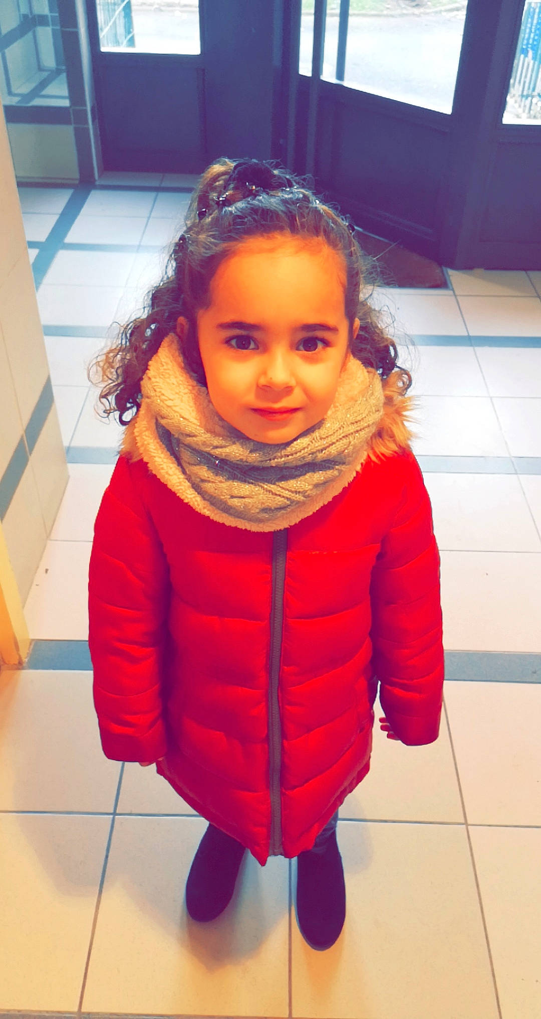 Meïssa participe au concours pour gagner de l'argent avec cette photo : cheek, child, child_model, clothing, ear, face, fun, head, jacket, lip, neck, outerwear, person, red, skin, sleeve, smile, toddler