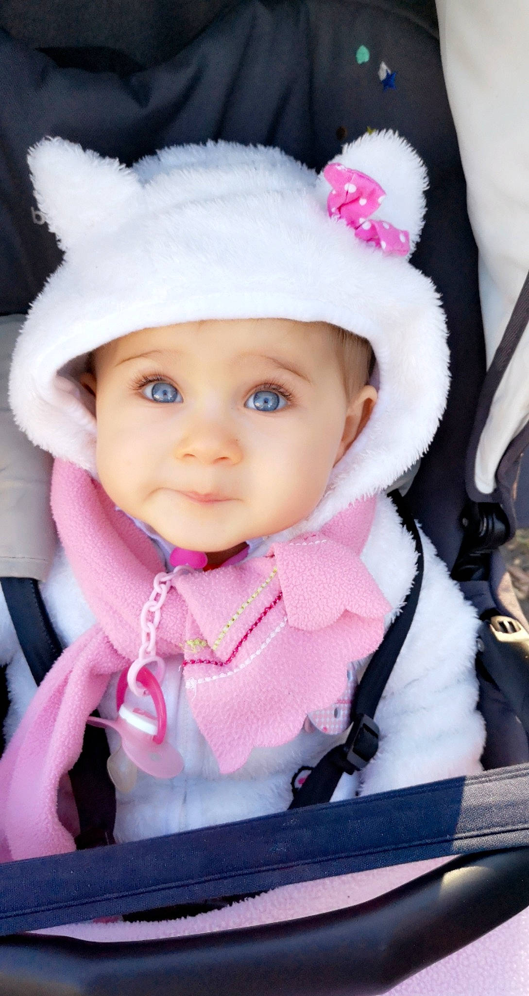 Aya a rejoint le concours — aidez-le/la à gagner de superbes lots ! baby, baby_carriage, baby_products, bonnet, cheek, child, doll, ear, head, headgear, headwear, person, pink, product, skin, toddler, toy