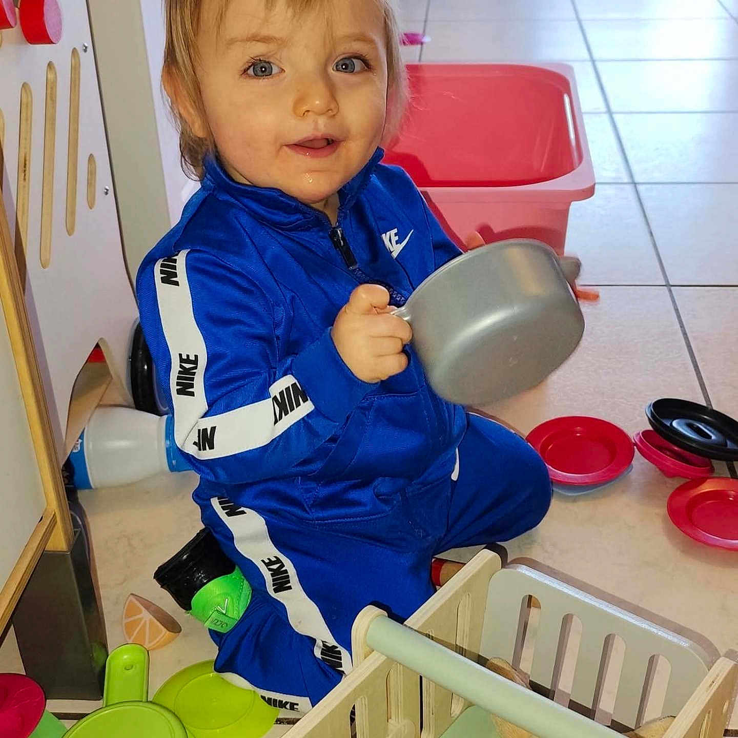 Nino a rejoint le concours — aidez-le/la à gagner de superbes lots ! baby, basin, bottle, bowl, clothing, coat, cookware, cup, furniture, hardwood, indoors, interiordesign, person, pot, shaker, sitting, sleeve, stainedwood, student, text