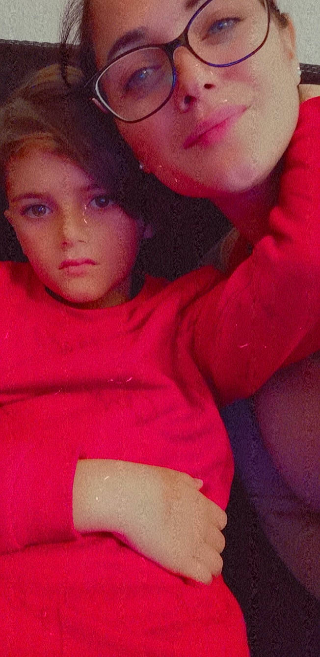 Léandro participe au concours pour gagner de l'argent avec cette photo : black_hair, brown_hair, cheek, child, eye, eyelash, eyewear, face, fun, gesture, happy, lip, magenta, mouth, nose, organ, person, pink, red, skin