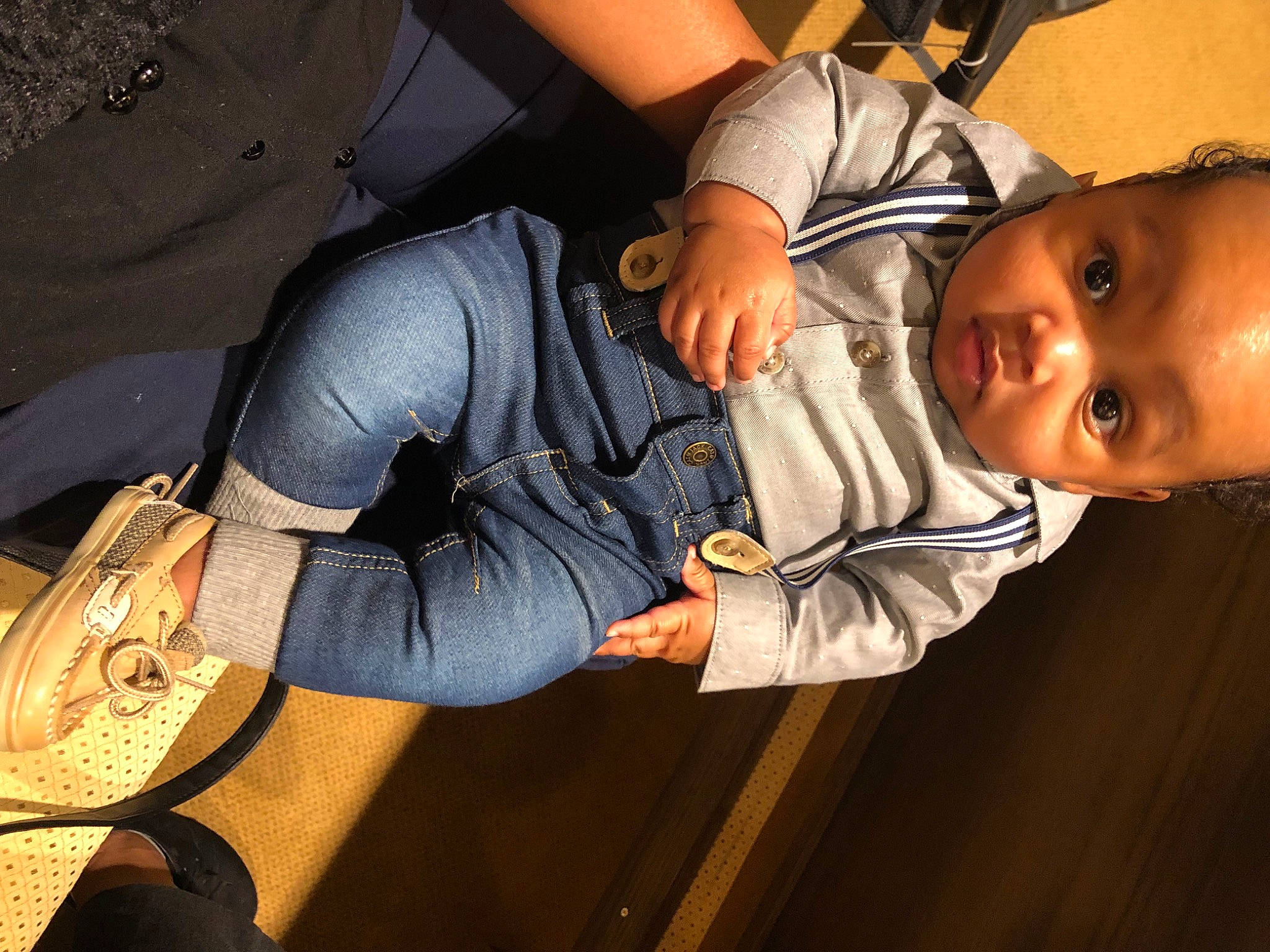 Carlos is registered to the contest to win money with this photo: auto_part, automotive_lighting, baby, baby_products, car_seat, child, comfort, elbow, eyewear, flash_photography, fun, gesture, happy, human_leg, luxury_vehicle, mouth, person, sitting, thumb, toddler