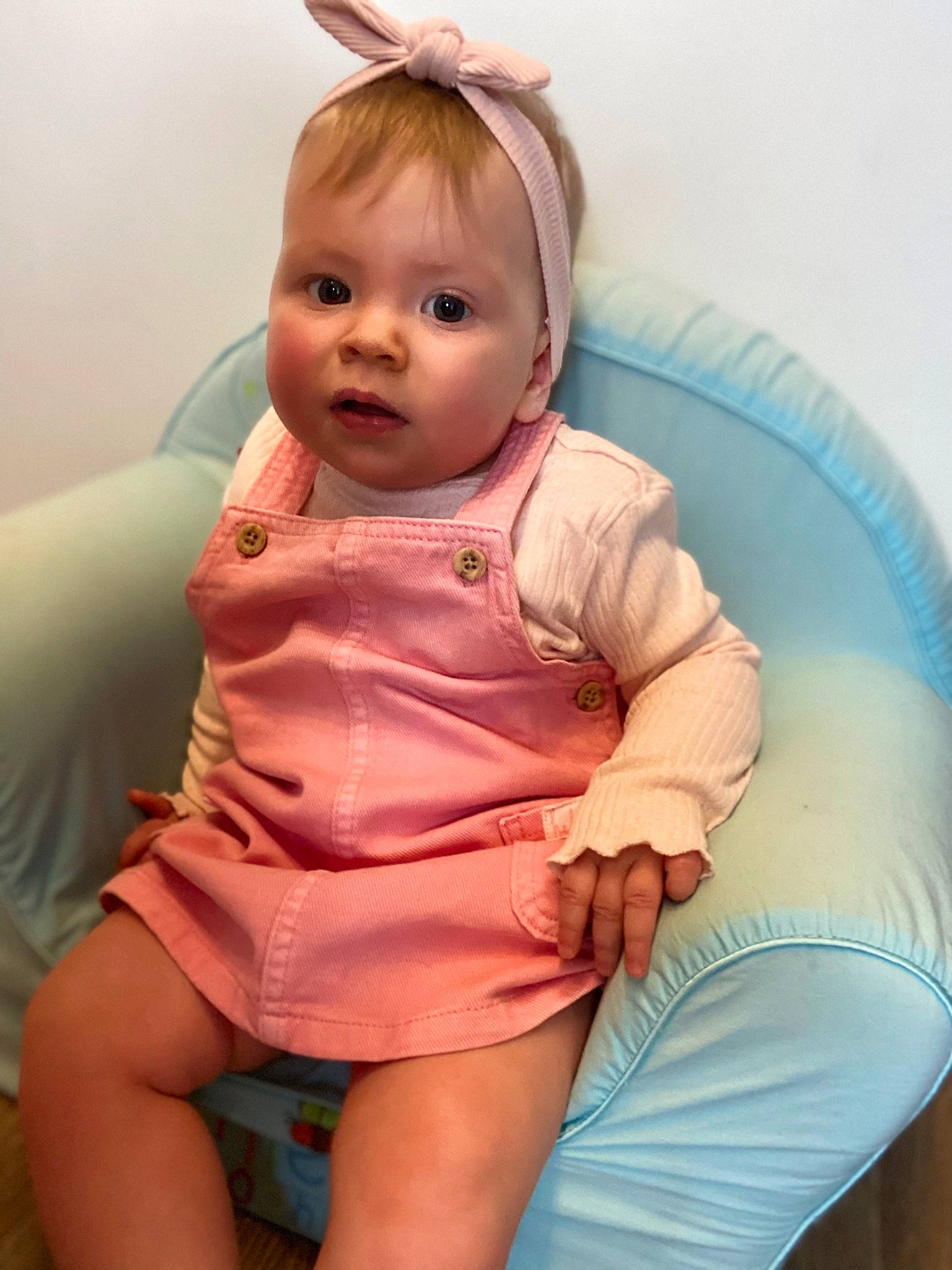 Malia a rejoint le concours — aidez-le/la à gagner de superbes lots ! baby, baby_toddler_clothing, chest, comfort, dress, eyelash, finger, gesture, hand, happy, joint, knee, lip, person, pink, skin, sleeve, thigh, toddler, trunk