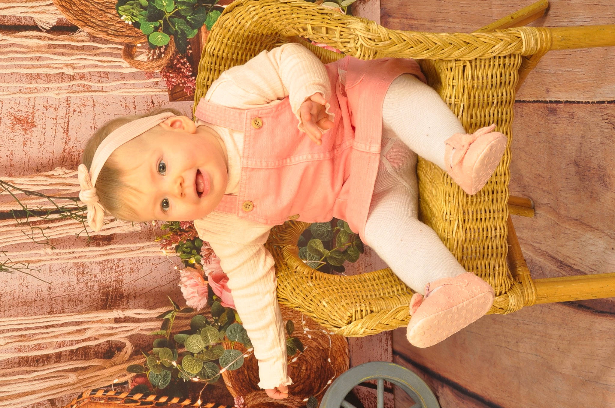 Malia participe au concours pour gagner de l'argent avec cette photo : baby, baby_toddler_clothing, child, comfort, eye, fawn, fun, grass, happy, human_body, joy, lap, leisure, pattern, person, plant, sitting, tire, toddler, tree