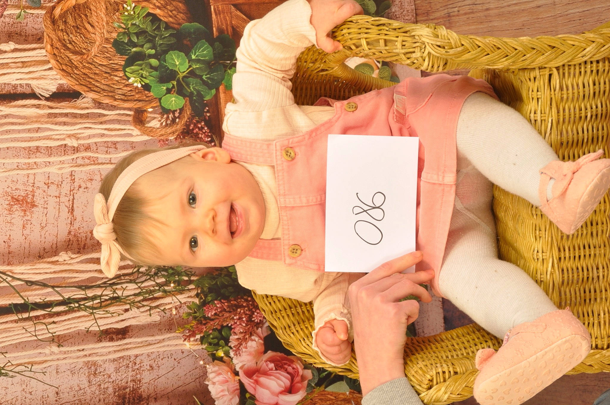 Malia a rejoint le concours — aidez-le/la à gagner de superbes lots ! child, comfort, facial_expression, finger, grass, happy, human_body, human_leg, joy, leg, leisure, pattern, peach, person, plant, room, sitting, skin, thigh, toddler