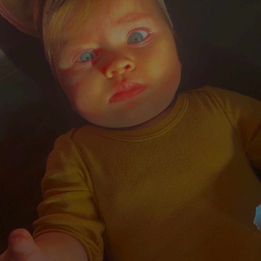 énora participe au concours pour gagner de l'argent avec cette photo : baby, child, infant, face, headband, yellow_clothing, hand, portrait, curious, blue_eyes, indoor, soft_light, closeup, expression, cute, skin, person, baby_girl, reaching_hand, head